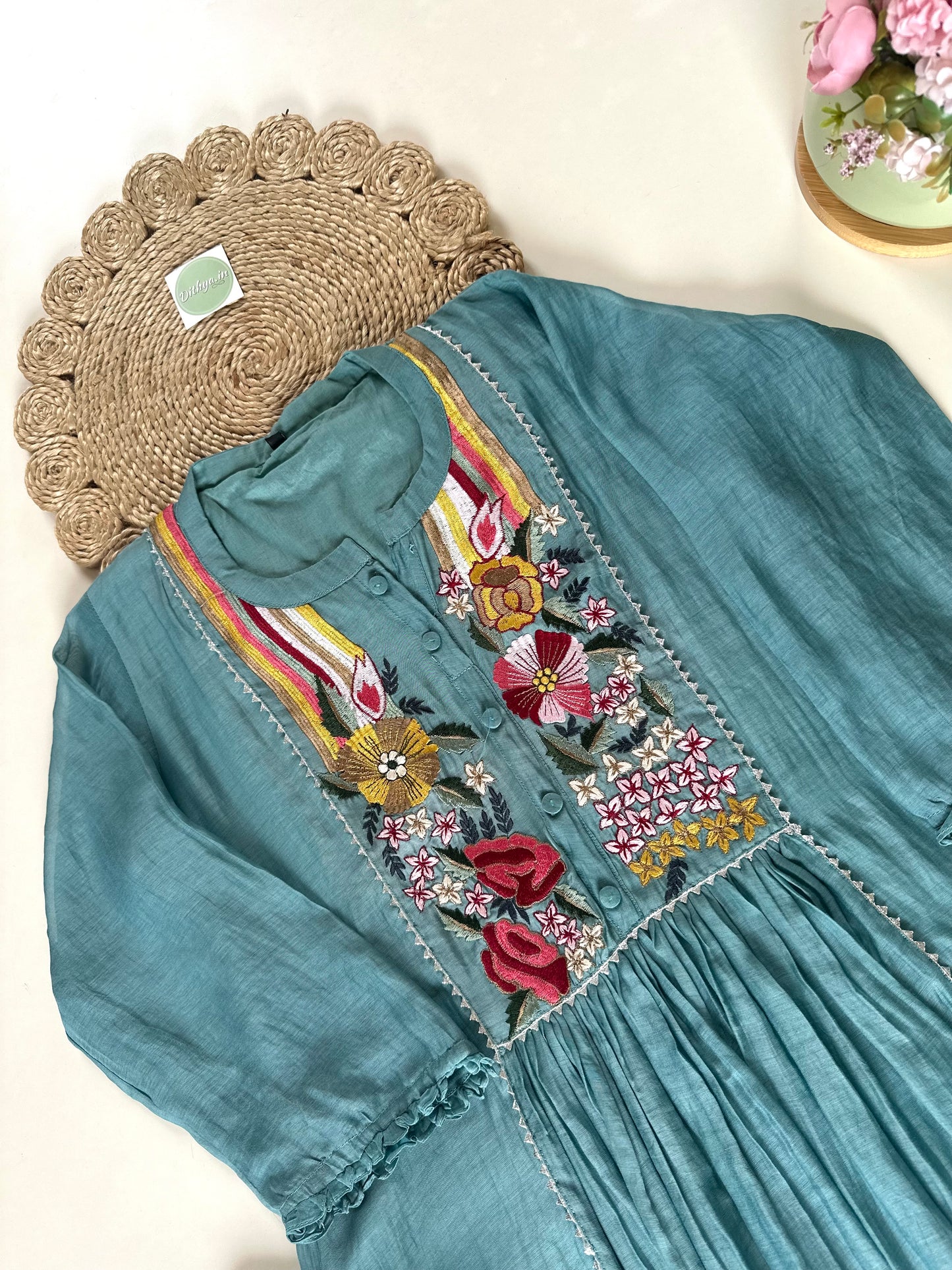 K066 – Bestickte A-Linien-Kurti aus Mul-Chanderi mit Hose in 2 Farben