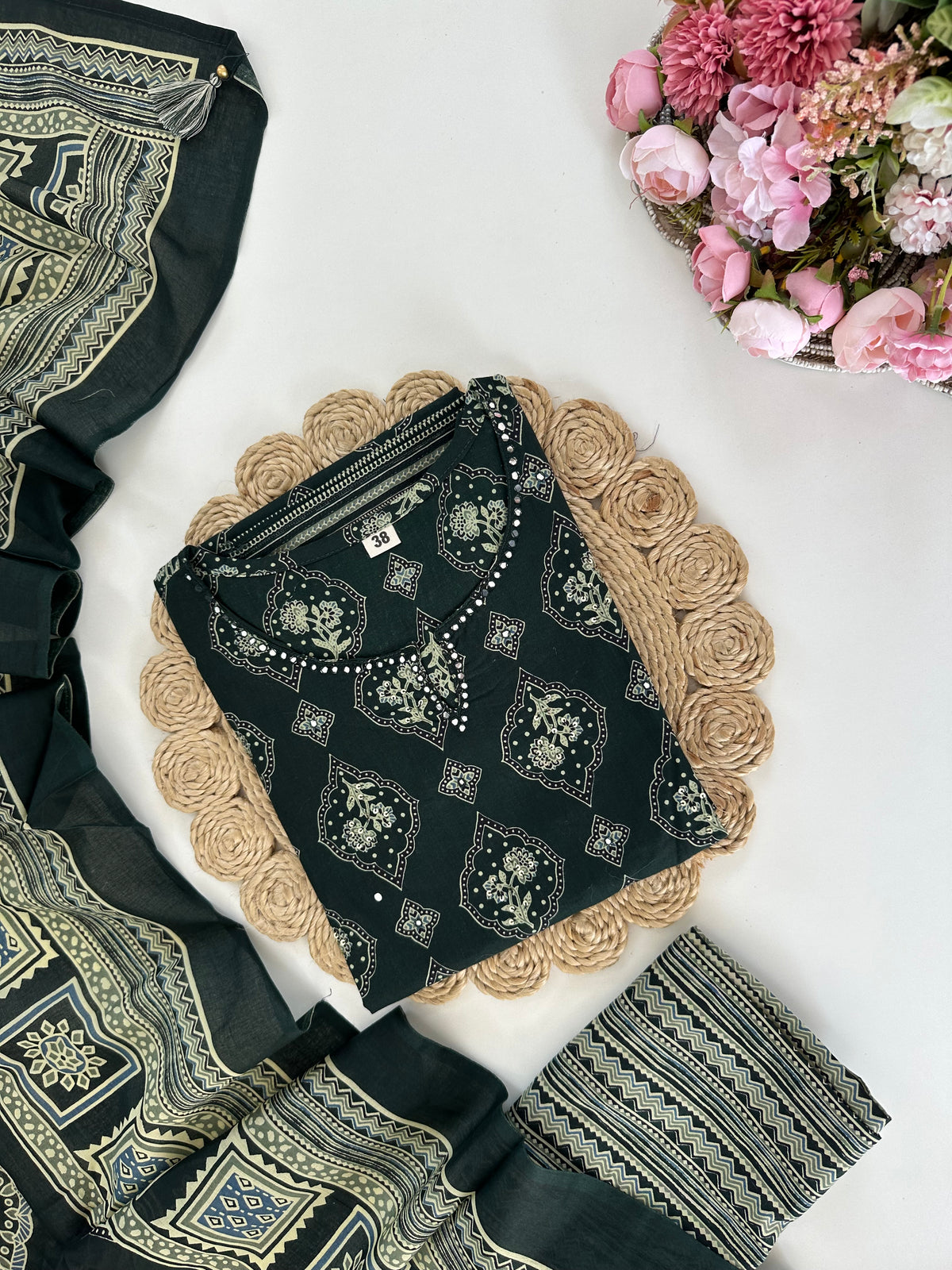 K038 – Gerader Kurti aus bedruckter Baumwolle mit Hose und Dupatta