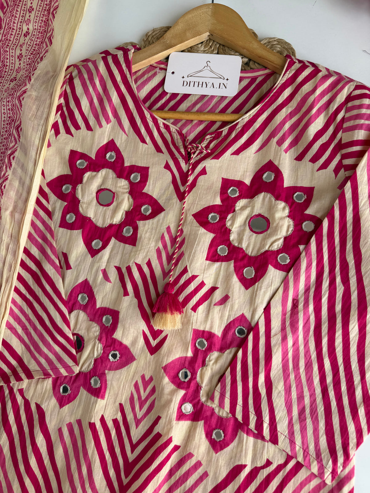 K725 – Gerader Kurti aus bestickter Mul-Baumwolle mit Hose und Dupatta