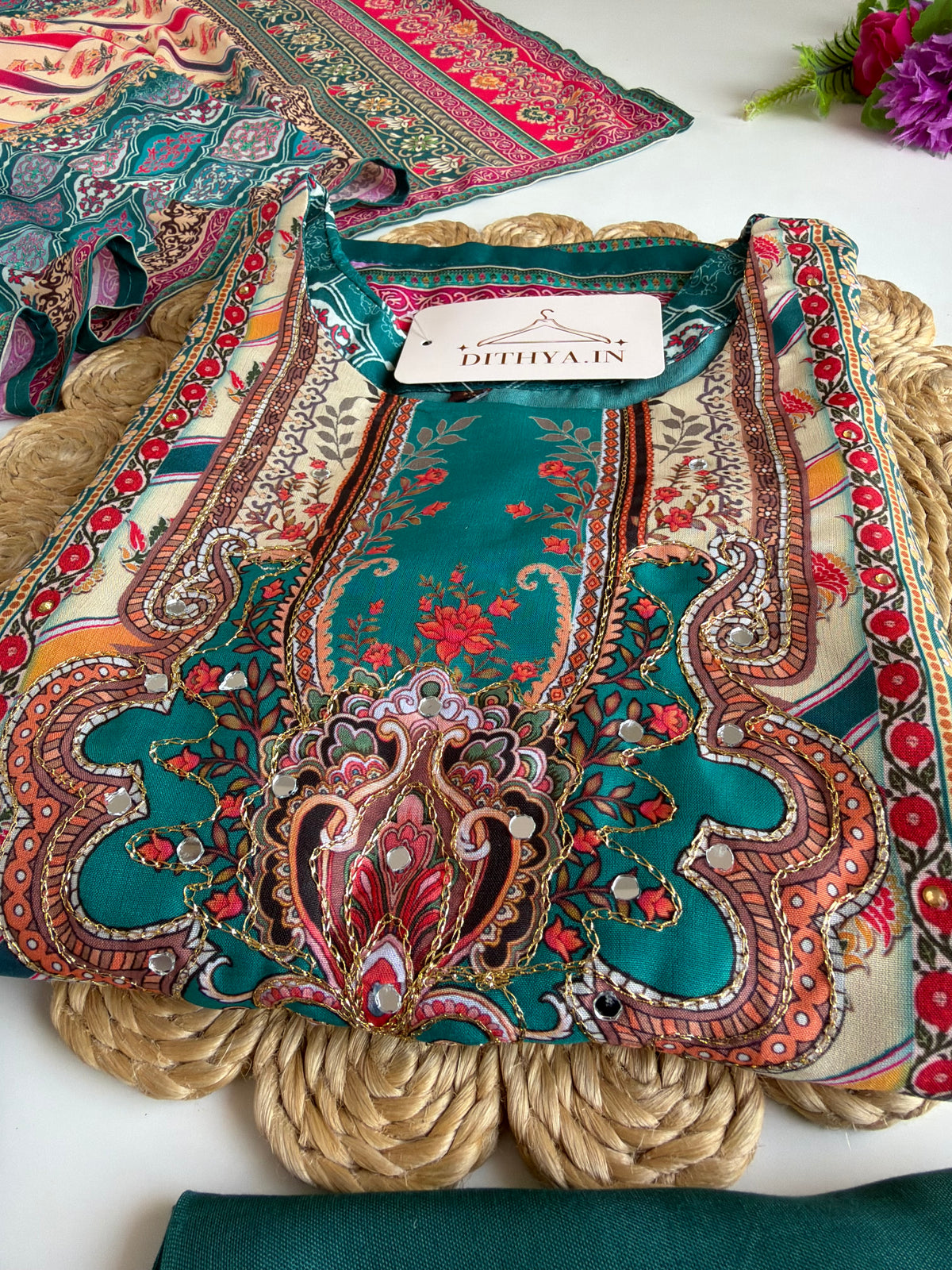 K639 - Bedruckter gerader Muselin-Kurti mit Hose und Dupatta