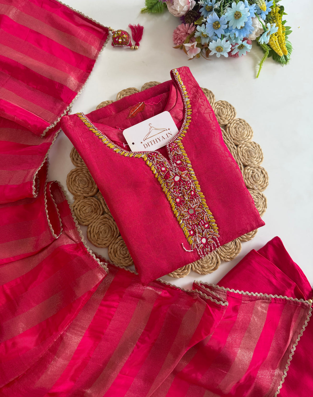 K683 - A-Linien-Kurti aus Seiden-Selbstwebstoff mit Handarbeit, dazu Hose und Dupatta