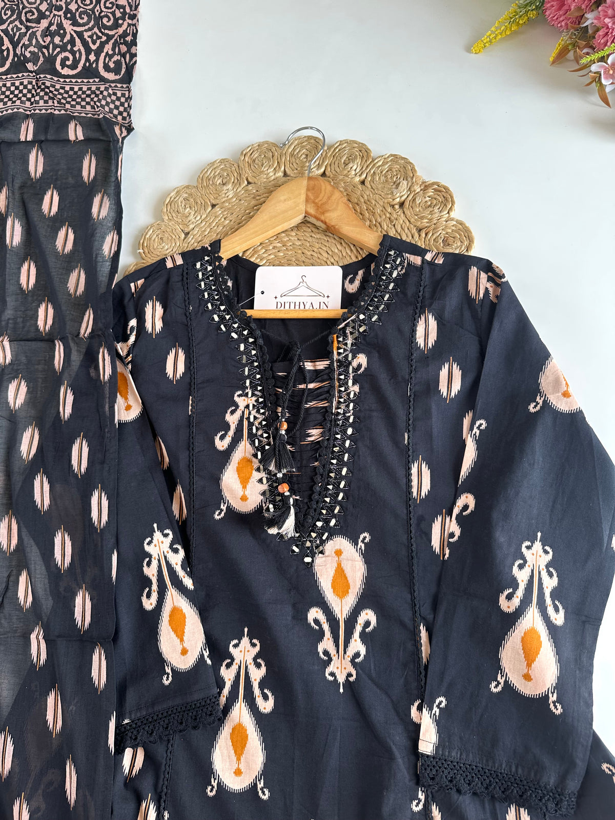 K685 – Bestickter A-Linien-Kurti aus Mull-Baumwolle mit Hose und Dupatta