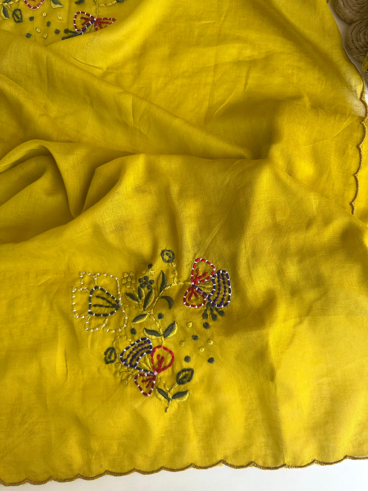 K050 – A-Linien-Kurti aus Chanderi-Mischgewebe mit Applikationsstickerei, dazu Hose und Dupatta in 2 Farben