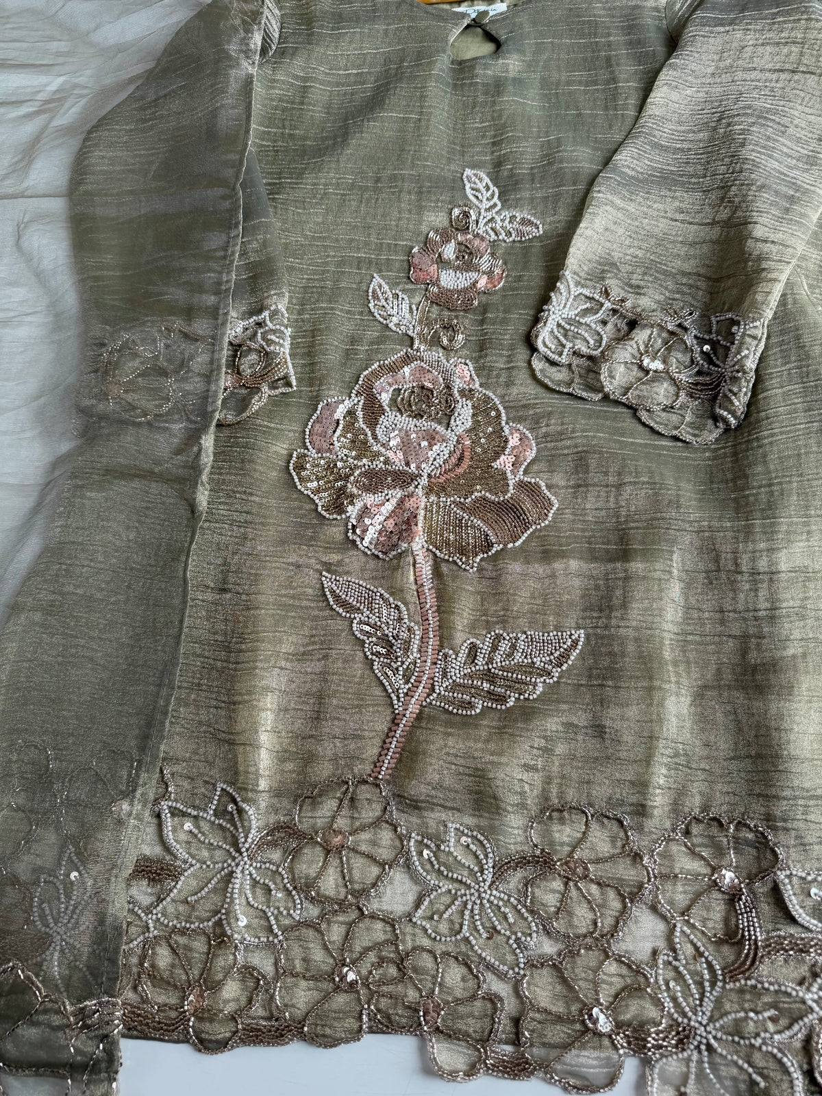 K511 - Kurzer Kurti in Knitter-Seide mit Handarbeit, dazu eine geteilte Hose (Hosenrock) und Dupatta