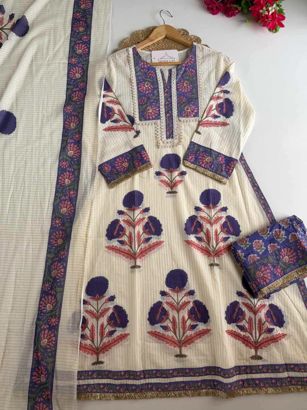 K344 – Bestickter A-Linien-Kurti aus Mul-Baumwolle mit Hose und Dupatta