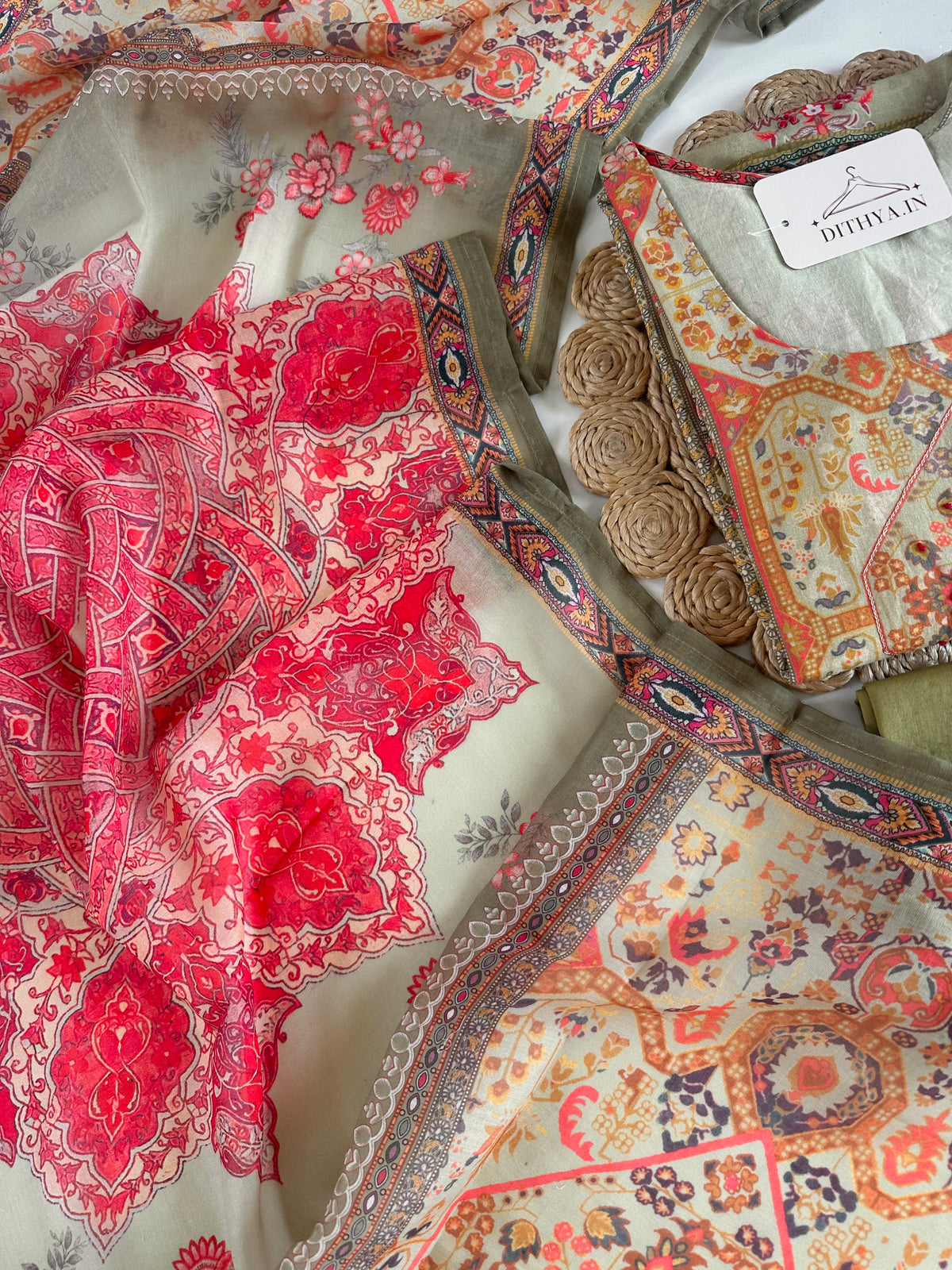 K463 – Gerade geschnittener Kurti aus bedruckter Maulbeerbaumwolle mit Hose und Dupatta
