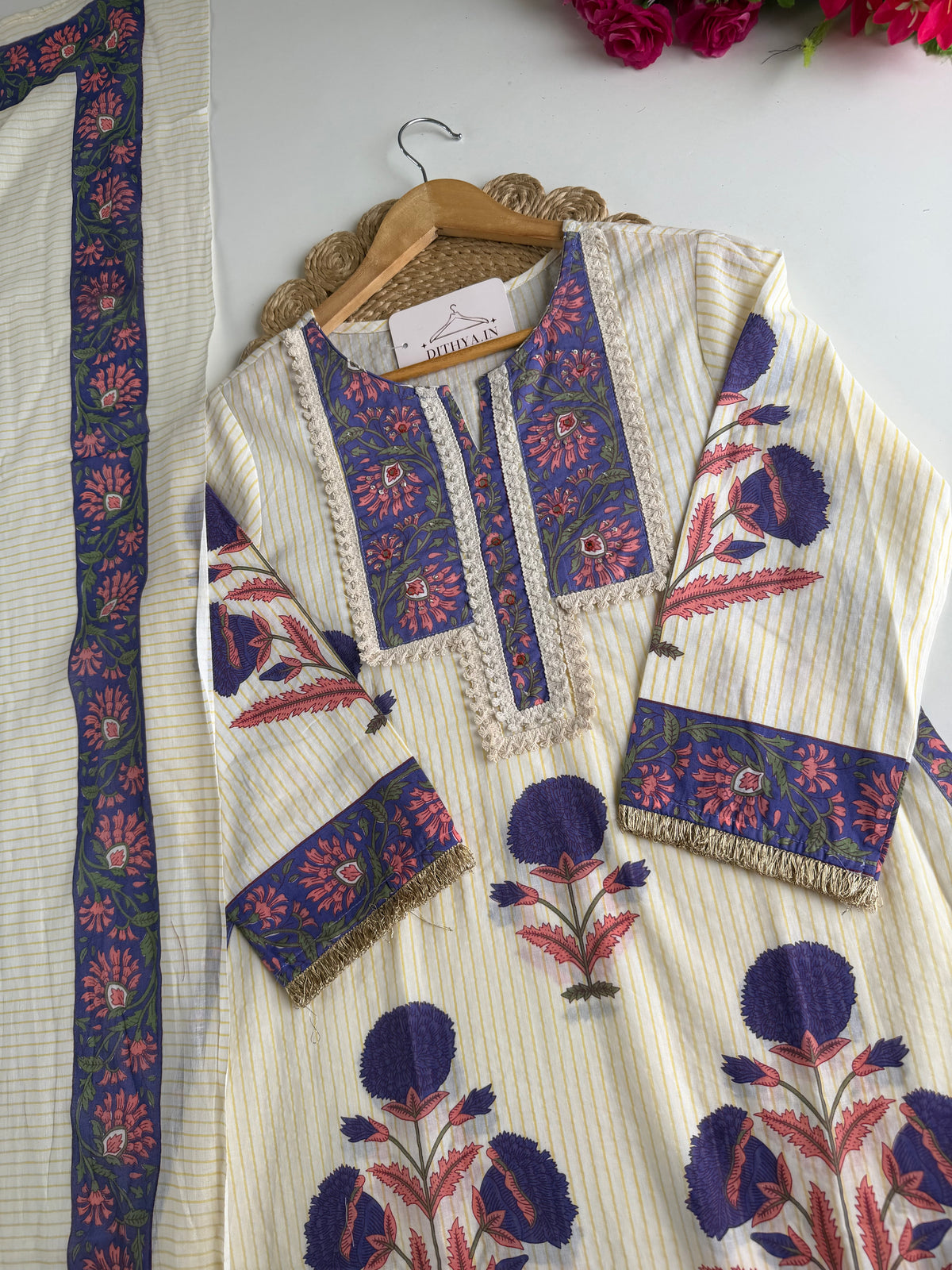 K344 – Bestickter A-Linien-Kurti aus Mul-Baumwolle mit Hose und Dupatta
