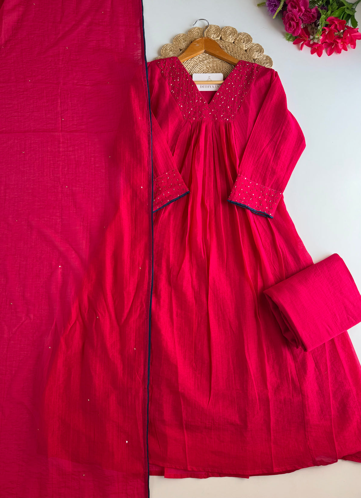 K545 - Anarkali aus zerknittertem Surat-Chanderi mit handgefertigten Details, dazu Hose und Dupatta