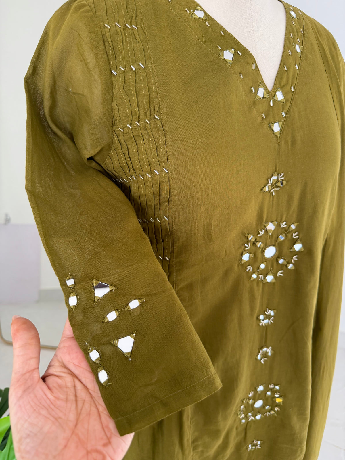 K300 – A-Linien-Kurti aus Mul-Baumwolle mit Spiegelstickerei, inklusive Hose und Dupatta, in 2 Farben