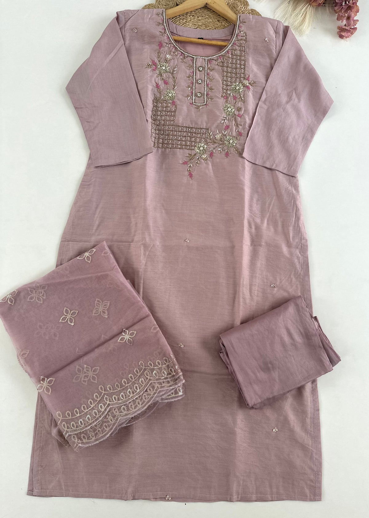 D207 - Gerader Kurti aus Dola-Seide mit Hose und Dupatta