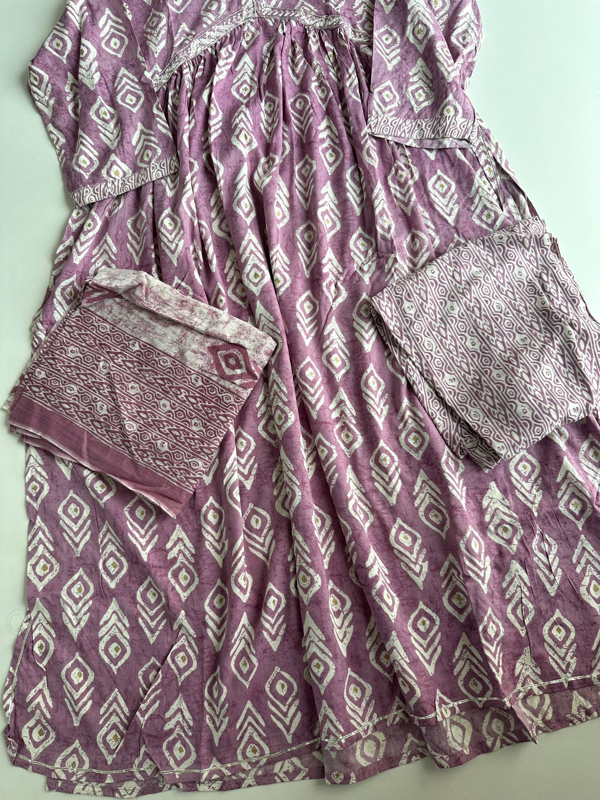 D187 – Alia-Cut-Anarkali aus Musselin-Seide mit Hose und Dupatta