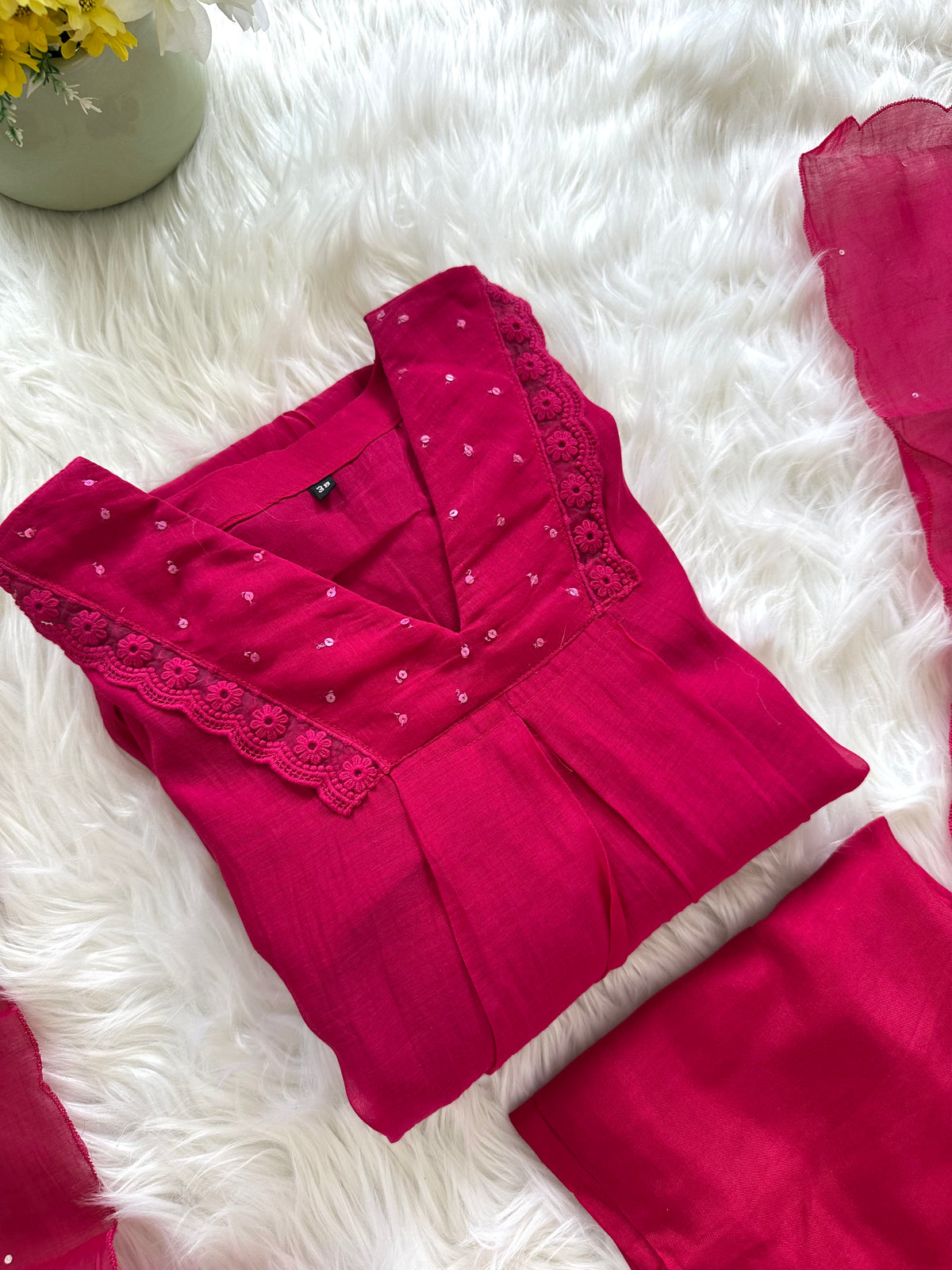 K065 - A-Linien-Kurti aus Chanderi-Mischgewebe mit Handarbeit, Hose und Dupatta in 3 Farben