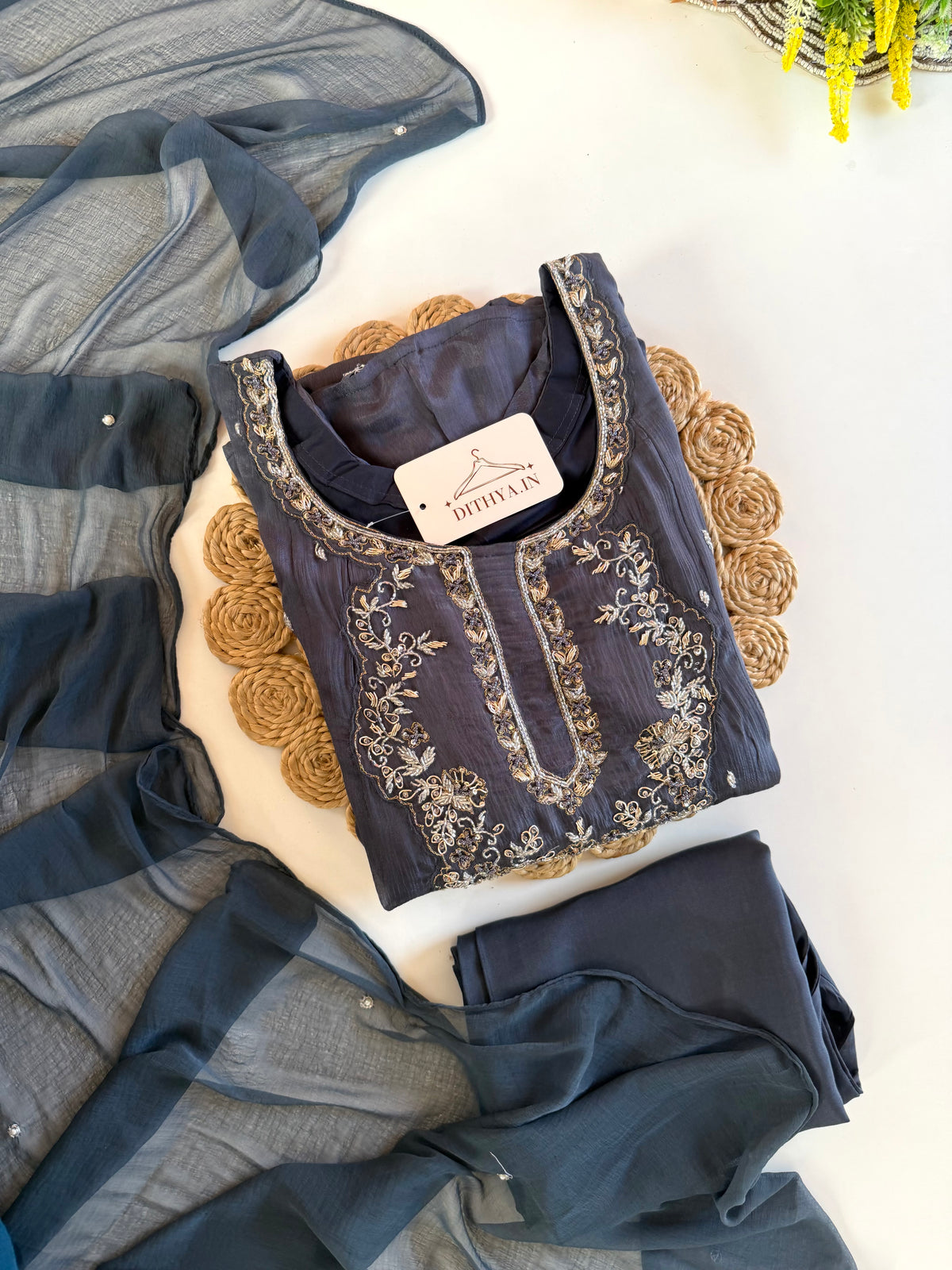 K194 - Anarkali aus reinem Chinnon mit Handarbeit, inklusive Hose und Dupatta