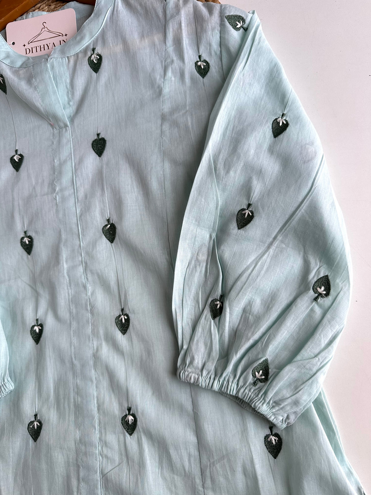 K275 - A-Linien-Kurti aus bestickter Mull-Baumwolle mit Hose