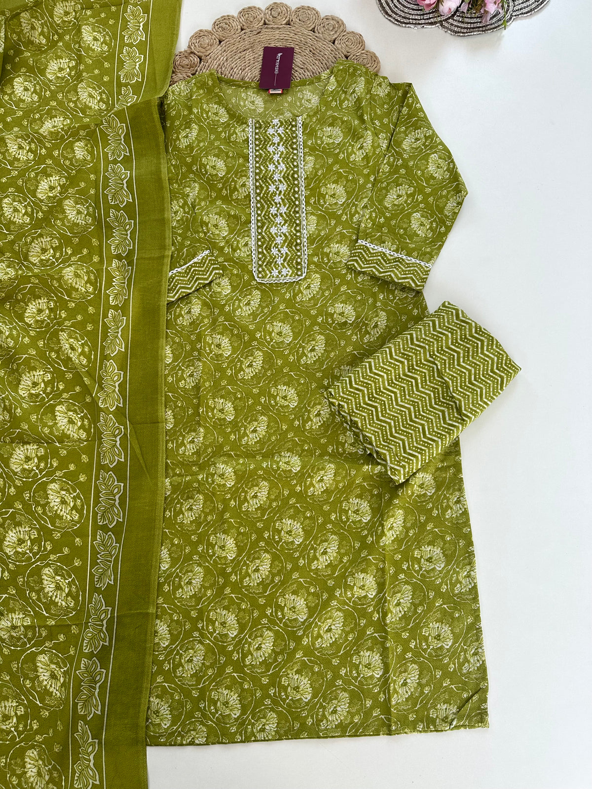 K093 - Gerade geschnittene, bedruckte Baumwoll-Kurti mit Hose und Dupatta