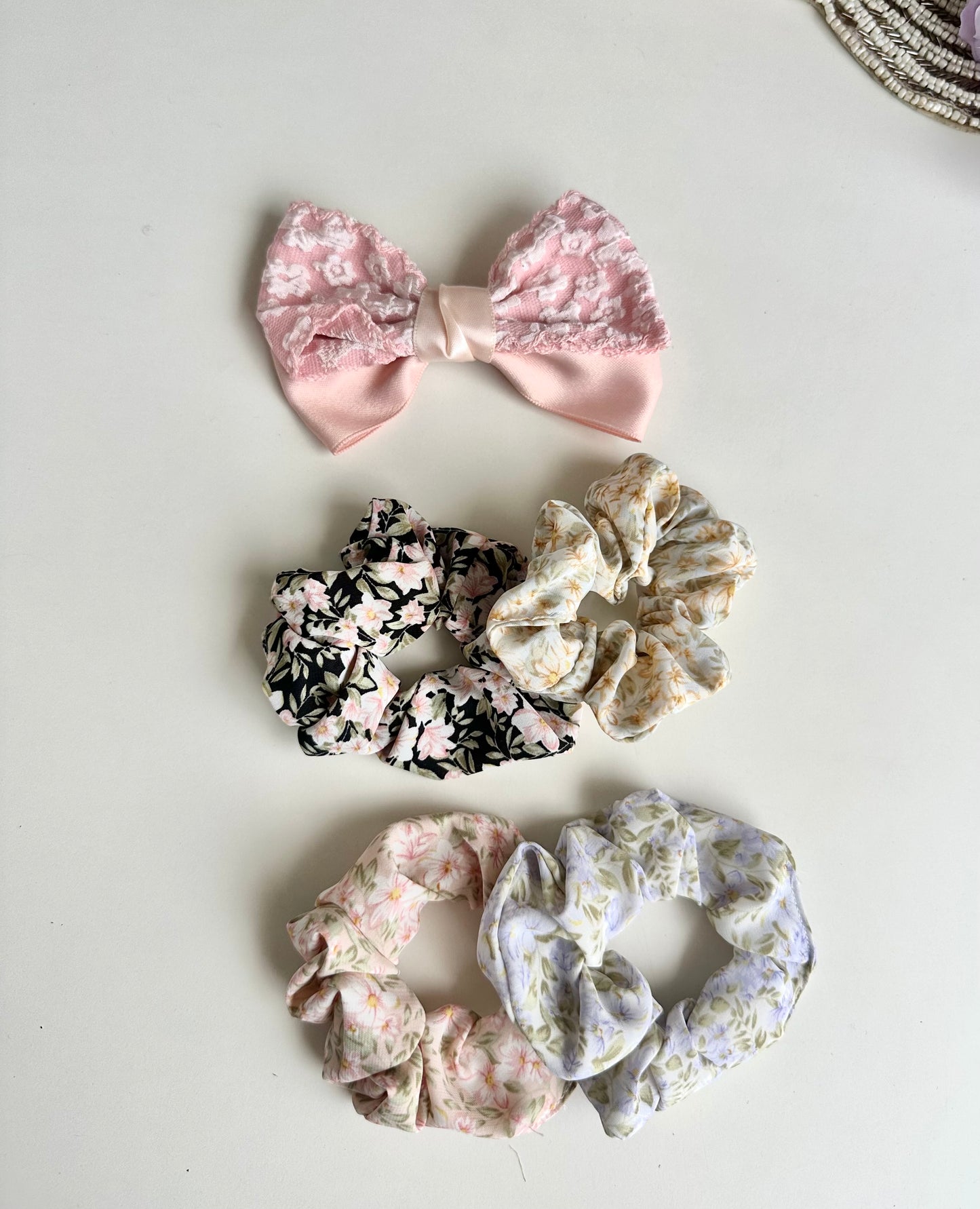 A037 - Combo - 1 bowclip & 4 Scrunchies