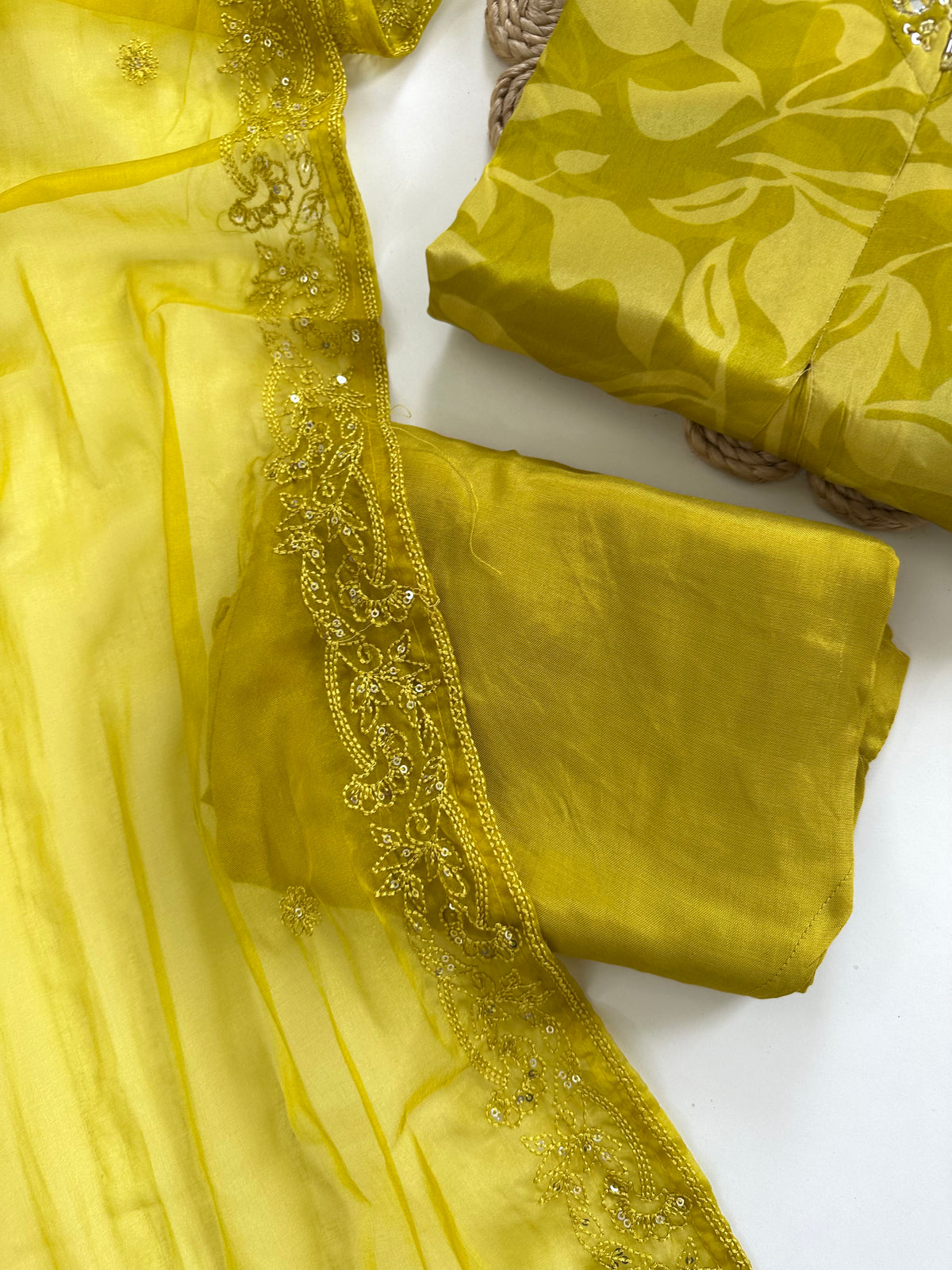 K216 – A-Linien-Kurti aus reinem Krepp mit handgefertigten Details, inklusive Hose und Dupatta