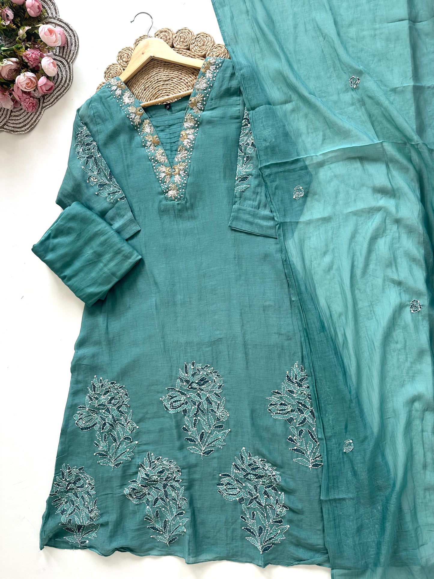 K003 – A-Linien-Kurti aus Mul-Chanderi mit Handarbeit, Hose und Dupatta in 4 Farben