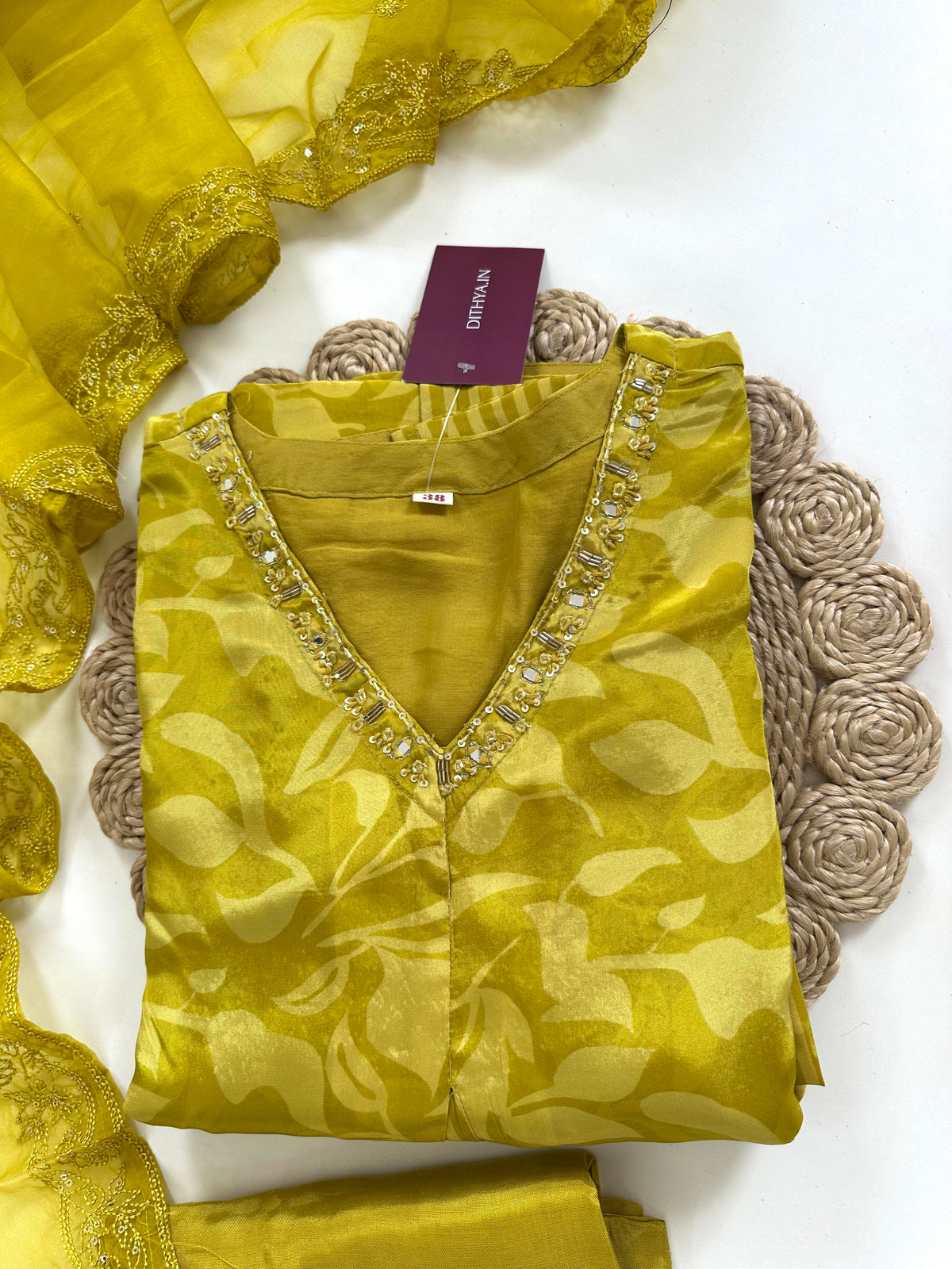 K216 – A-Linien-Kurti aus reinem Krepp mit handgefertigten Details, inklusive Hose und Dupatta