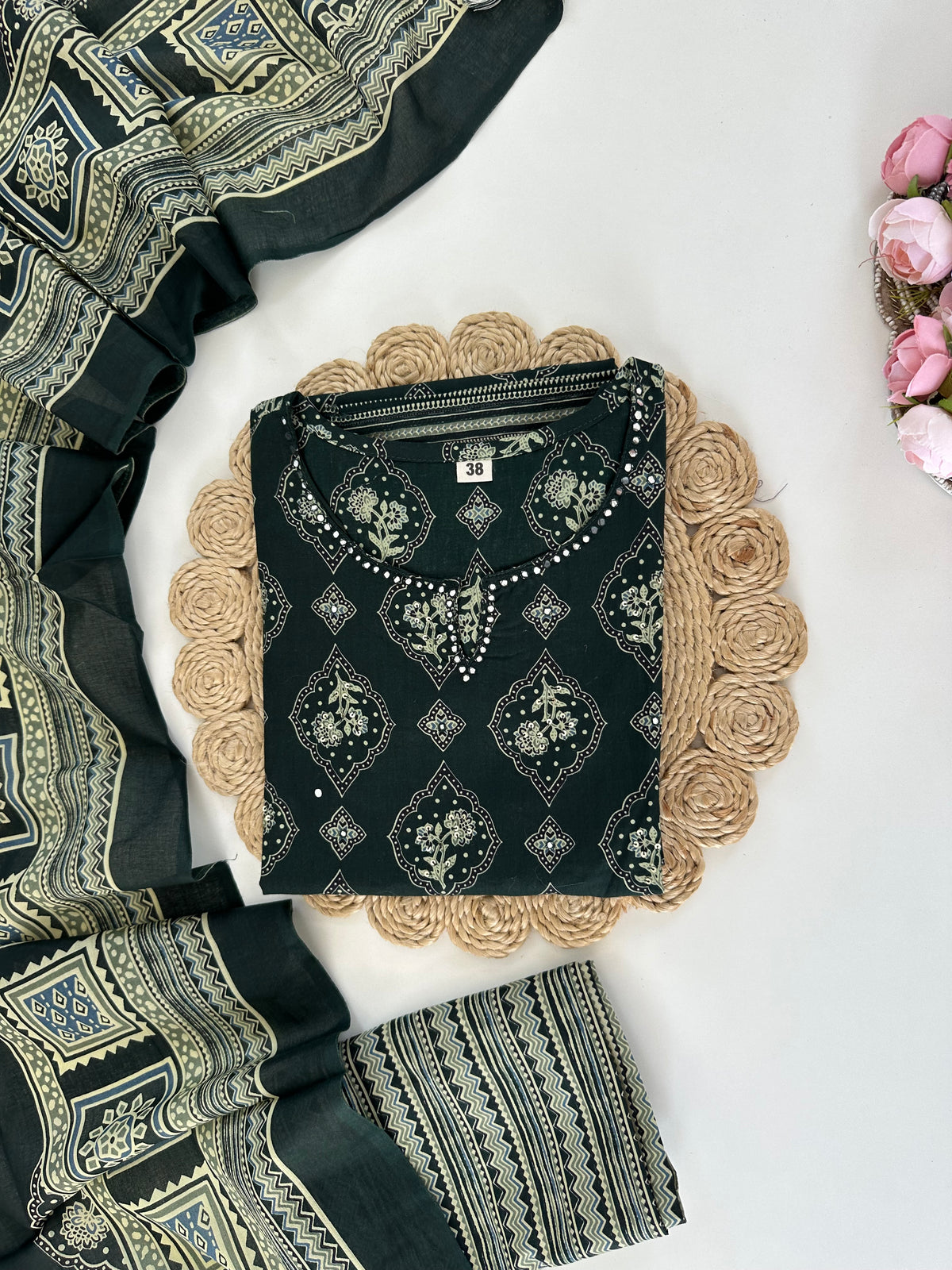 K038 – Gerader Kurti aus bedruckter Baumwolle mit Hose und Dupatta