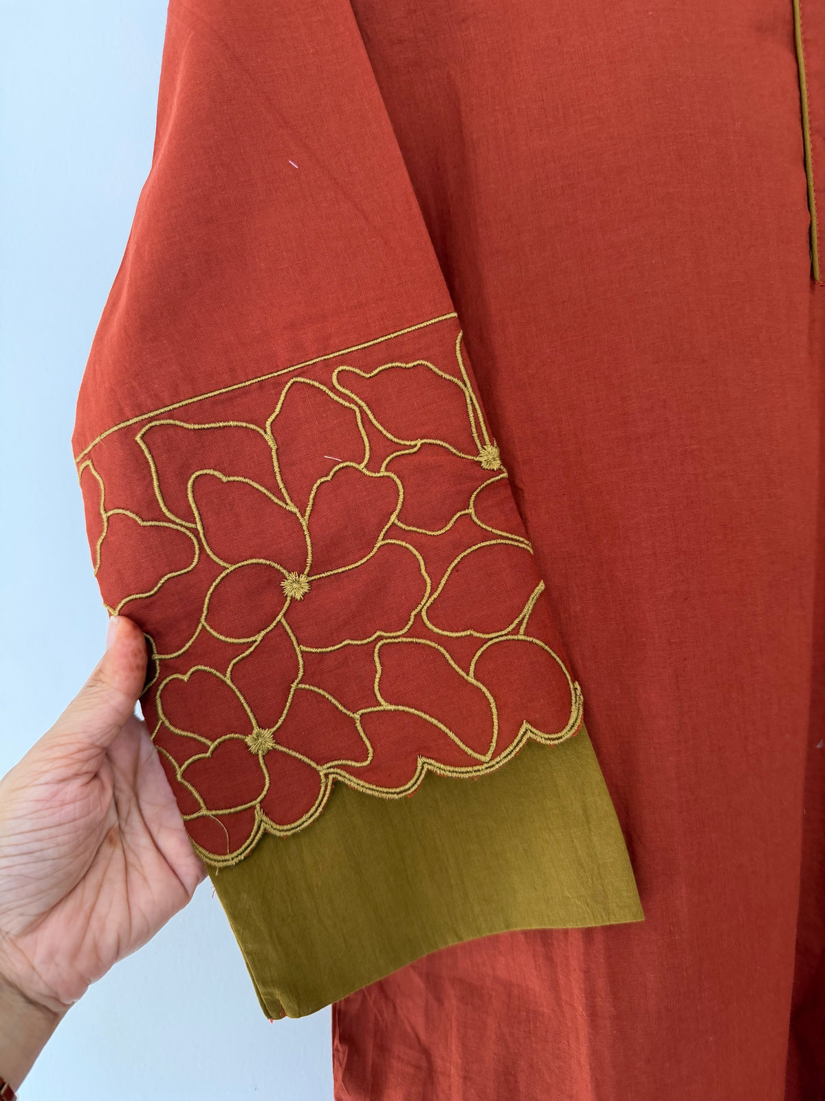K231 – Gerader Kurti aus Mul-Baumwolle mit Applikationen und Stickerei, inklusive Hose und Dupatta in 2 Farben
