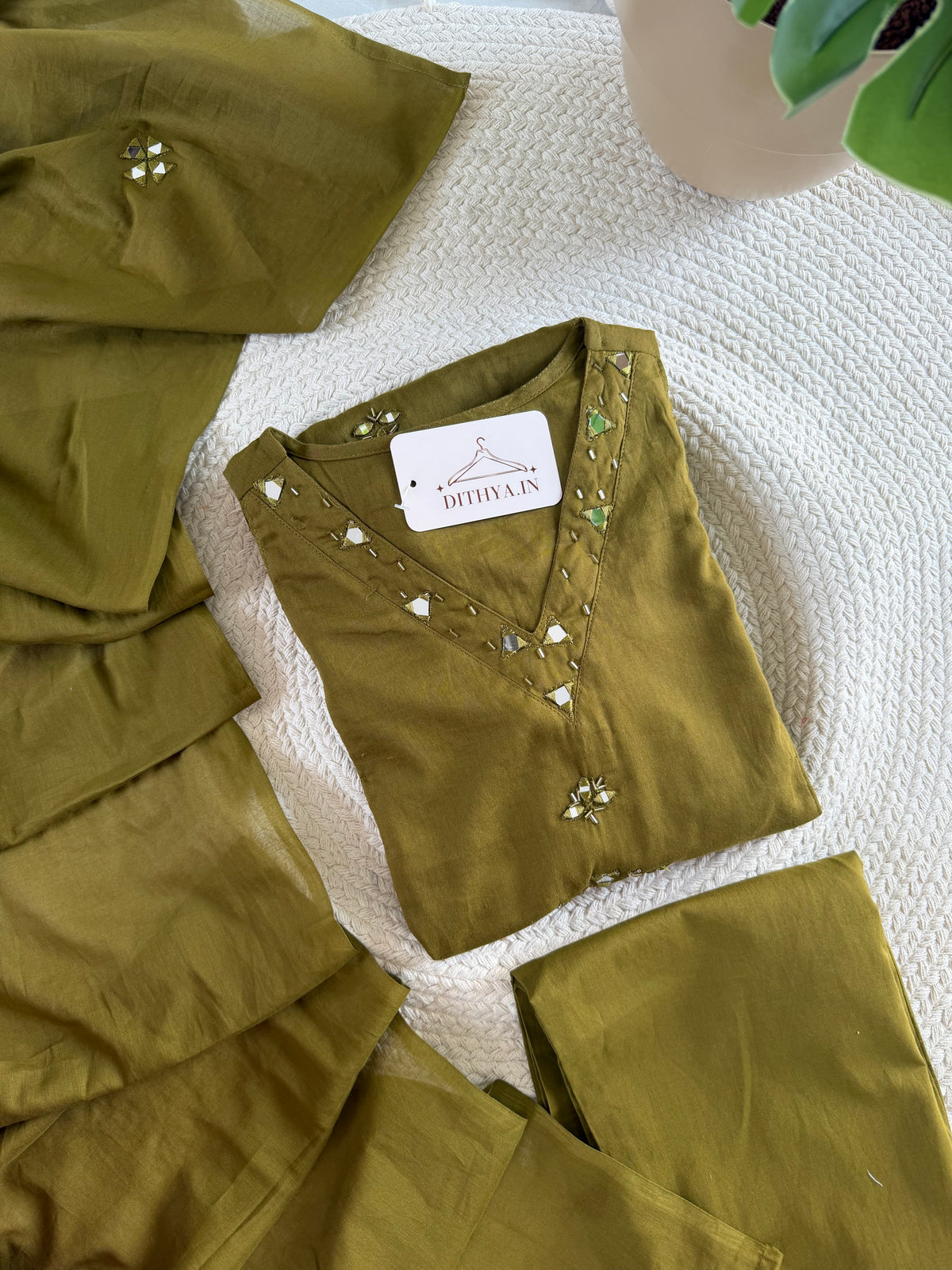 K300 – A-Linien-Kurti aus Mul-Baumwolle mit Spiegelstickerei, inklusive Hose und Dupatta, in 2 Farben