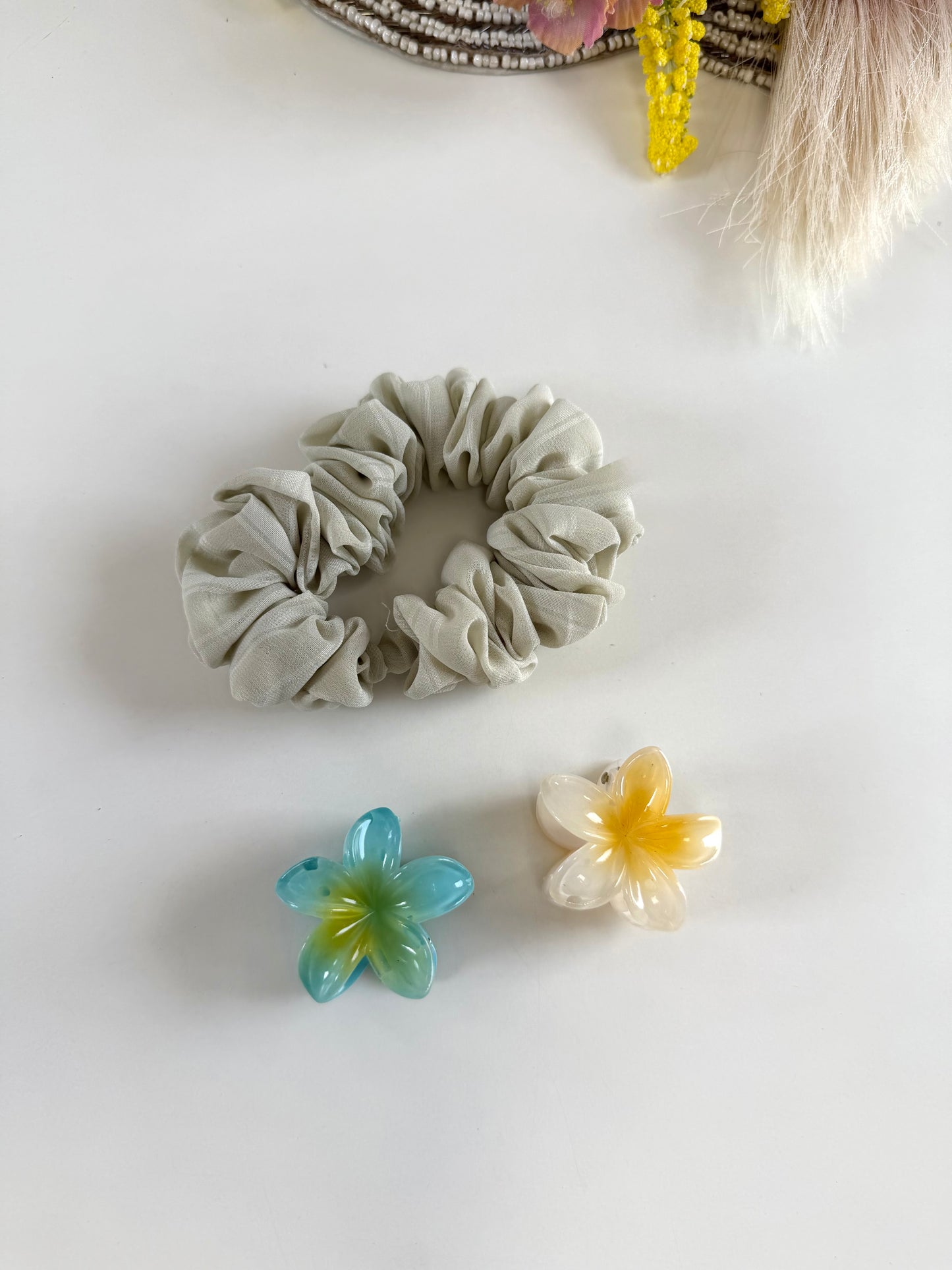A065 - Set of scrunchies and 2 claw clips