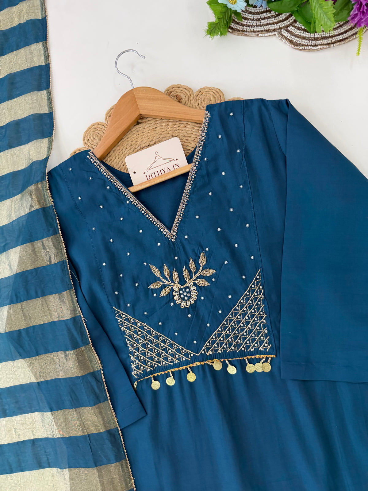 K566 - Anarkali aus Kunstseide mit Handstickerei, dazu Hose und Dupatta, in 2 Farben erhältlich
