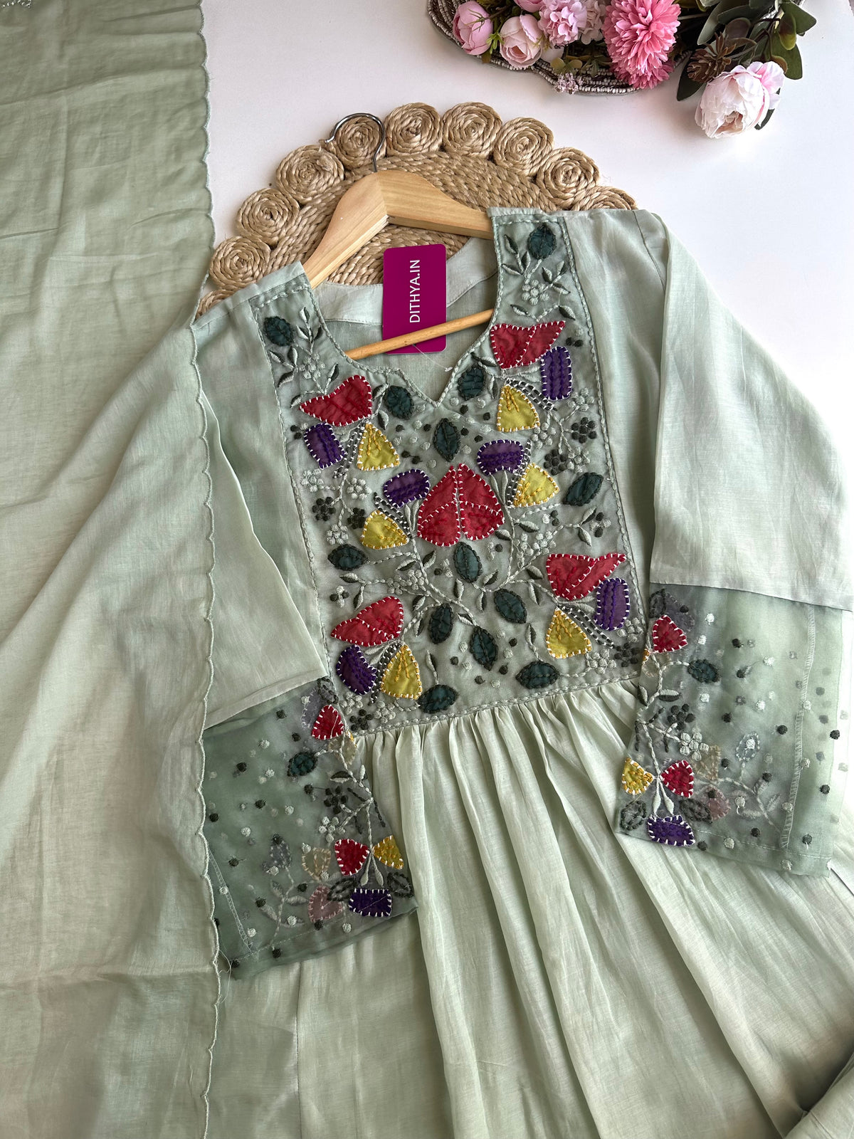 K050 – A-Linien-Kurti aus Chanderi-Mischgewebe mit Applikationsstickerei, dazu Hose und Dupatta in 2 Farben
