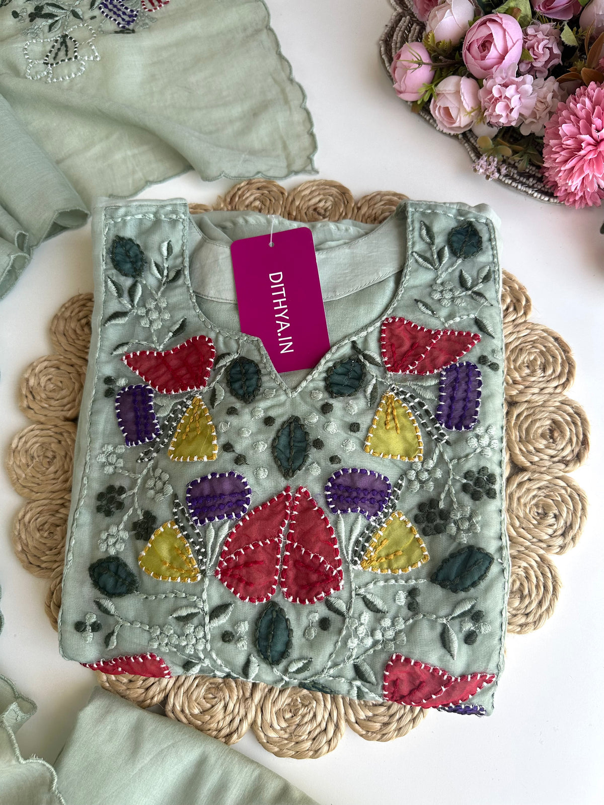 K050 – A-Linien-Kurti aus Chanderi-Mischgewebe mit Applikationsstickerei, dazu Hose und Dupatta in 2 Farben
