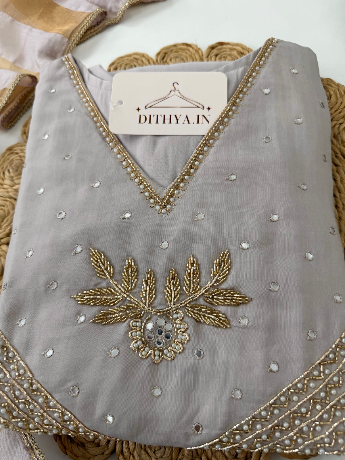 K566 - Anarkali aus Kunstseide mit Handstickerei, dazu Hose und Dupatta, in 2 Farben erhältlich