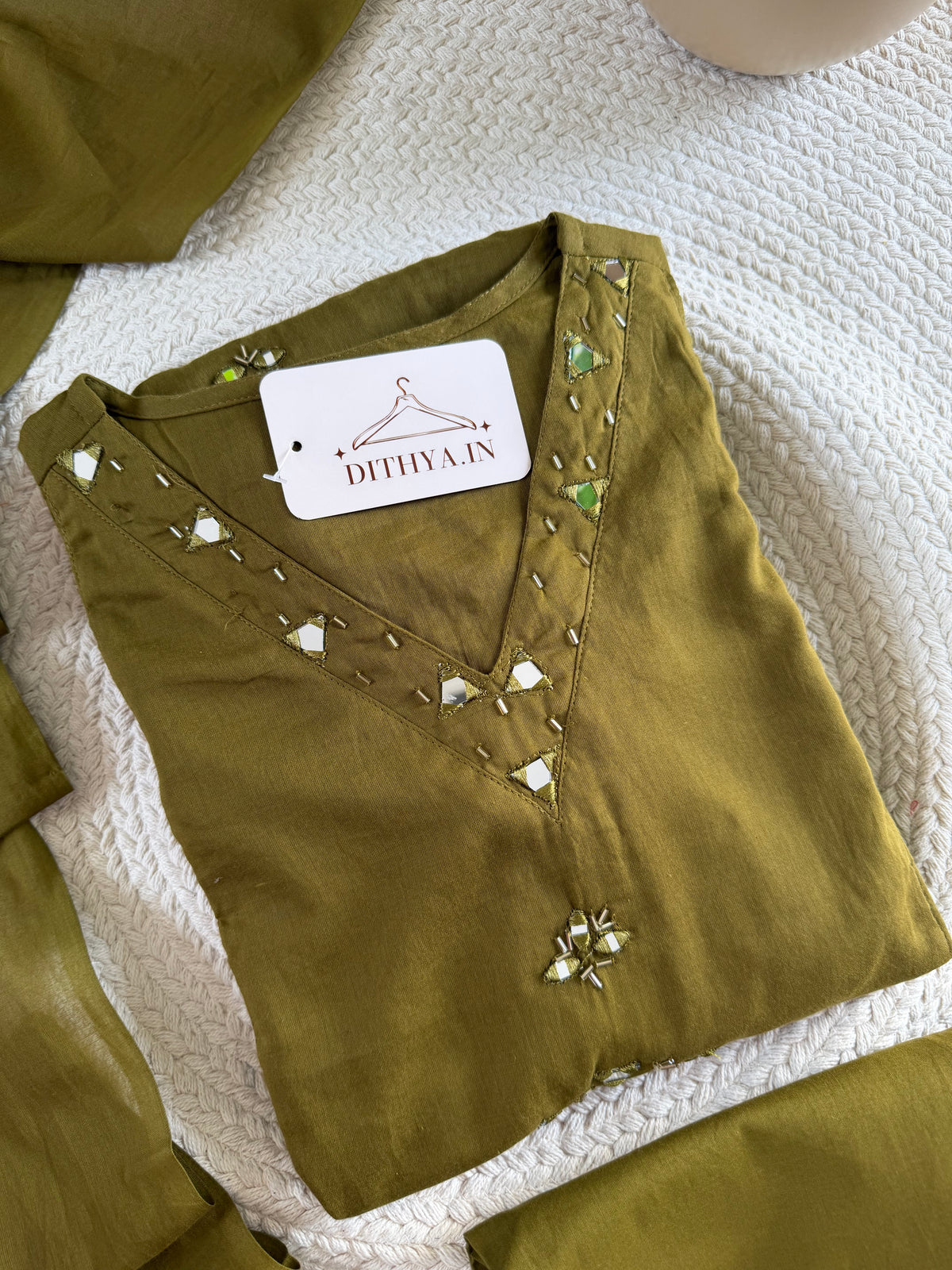 K300 – A-Linien-Kurti aus Mul-Baumwolle mit Spiegelstickerei, inklusive Hose und Dupatta, in 2 Farben