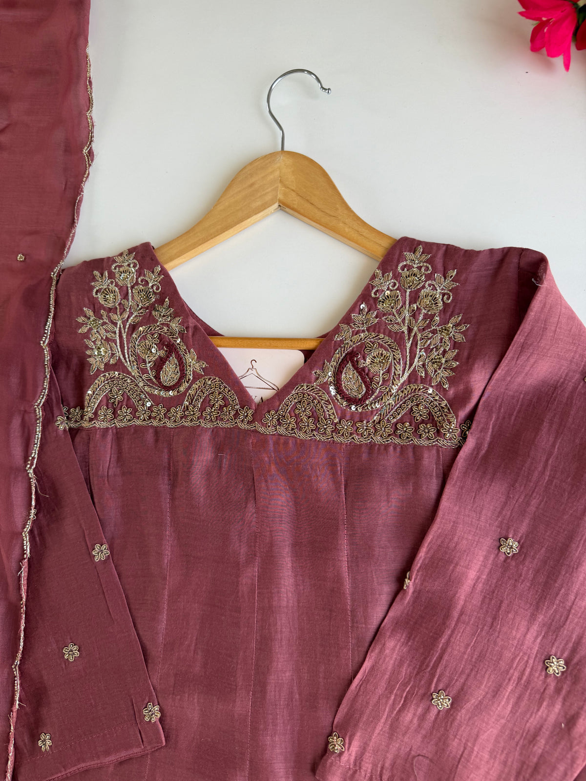 K617 - Anarkali aus reiner Chanderi-Seide mit Zardosi-Stickerei, inklusive Hose und Dupatta