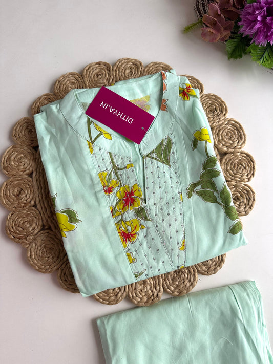K414 – A-Linien-Kurti aus Baumwolle mit Blumenmuster und Hose