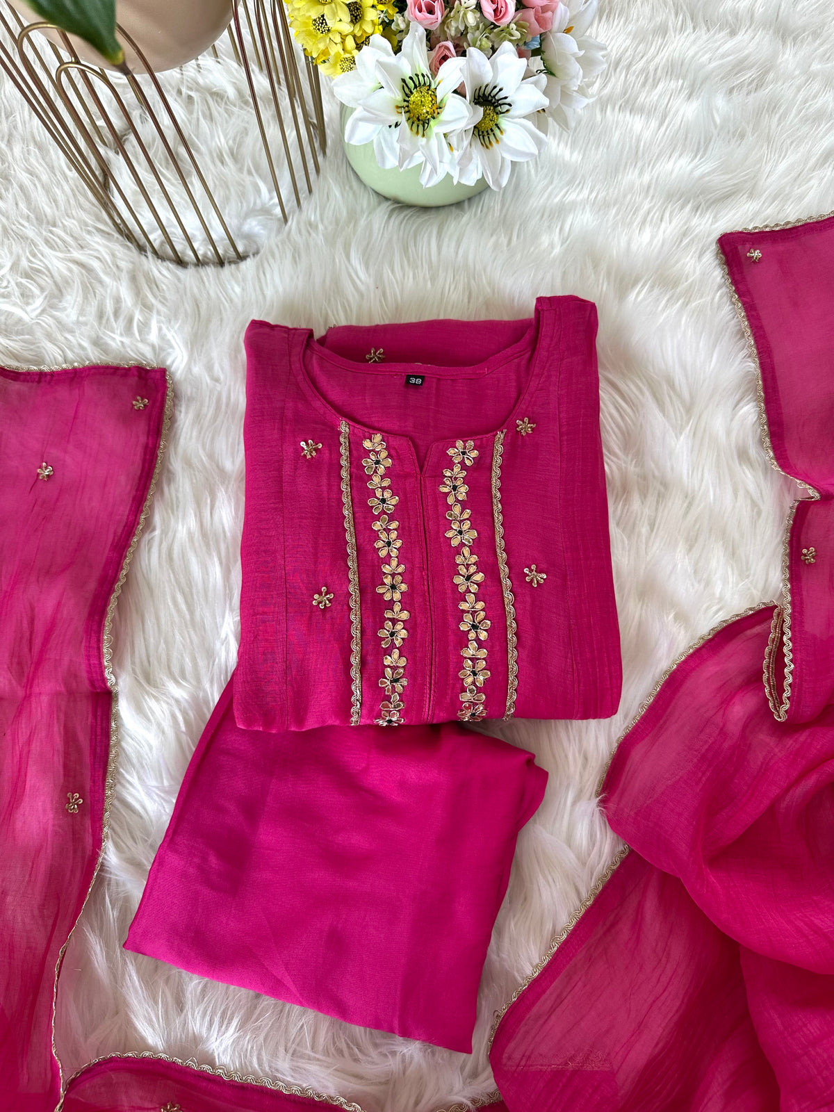 K142 - A-Linien-Kurti aus Mul-Chanderi mit Gota-Stickerei, dazu Hose und Dupatta