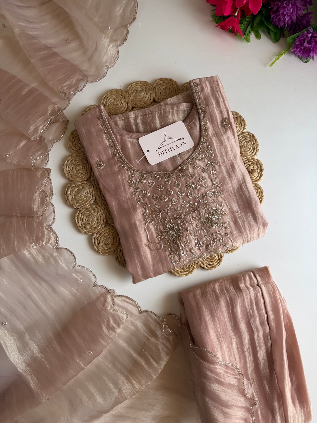 K425 - Gerader Kurti in Handarbeit aus Glasseide mit Hose und Dupatta