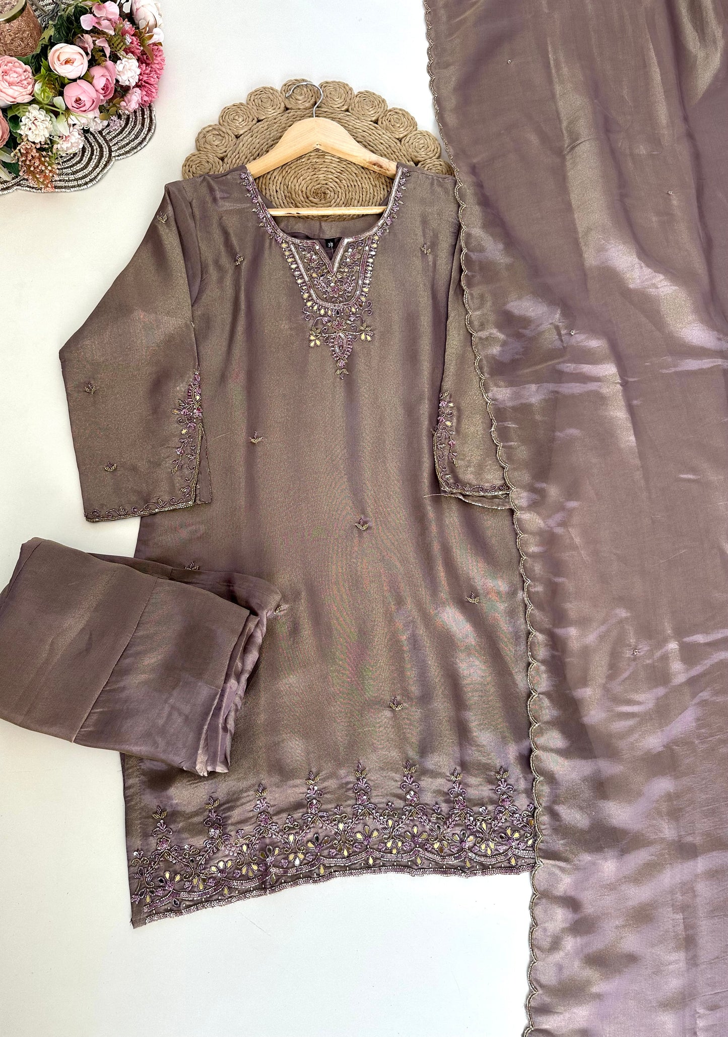 K155 - Kurzer Kurti aus handbearbeiteter Tissue-Seide mit Palazzo und Dupatta