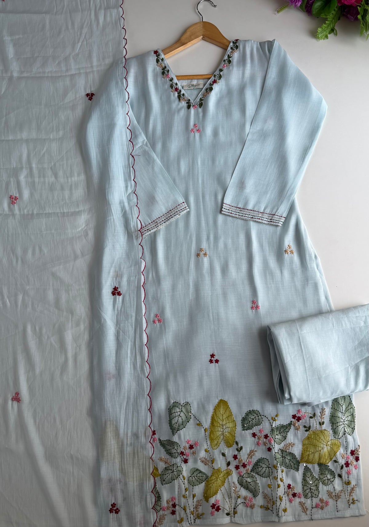 K516 – Surat Mul Chanderi bestickter, gerader Kurti mit Hose und Dupatta in 2 Farben