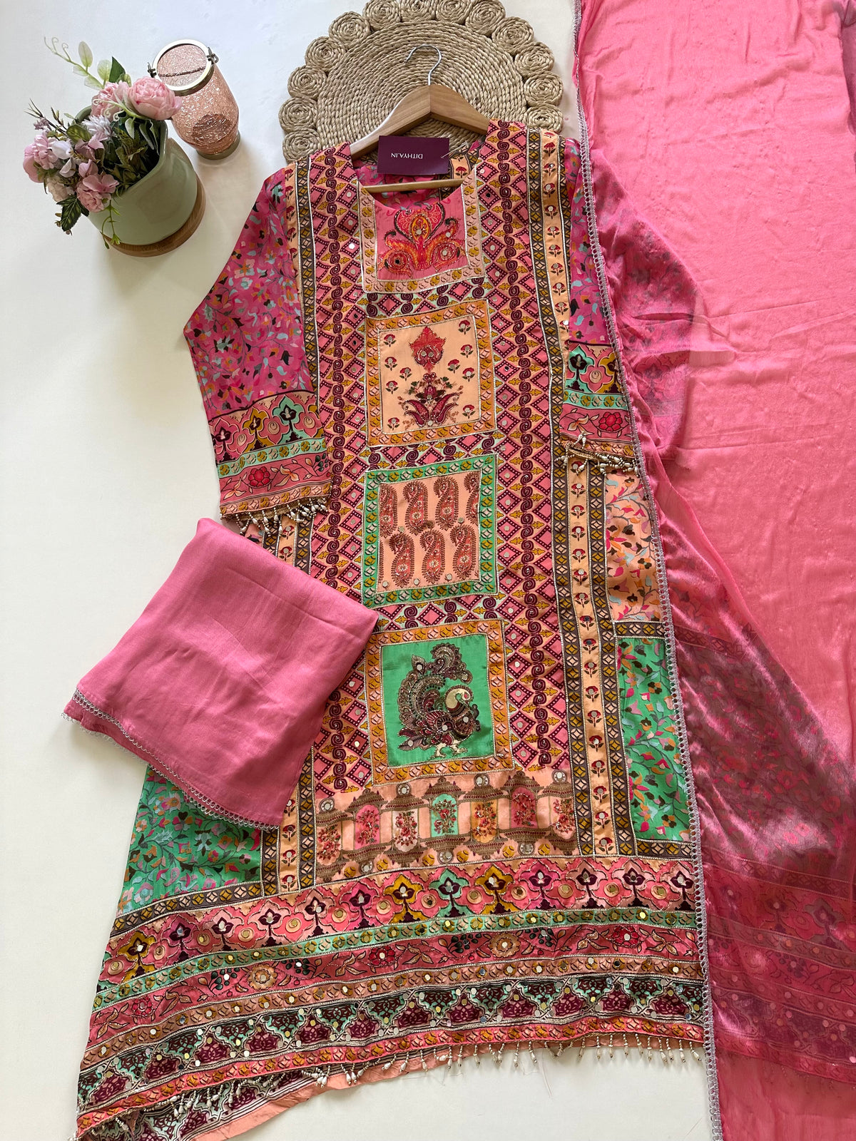 K236 – Handgearbeiteter, bedruckter A-Linien-Kurti aus Krepp mit Palazzo und Dupatta.