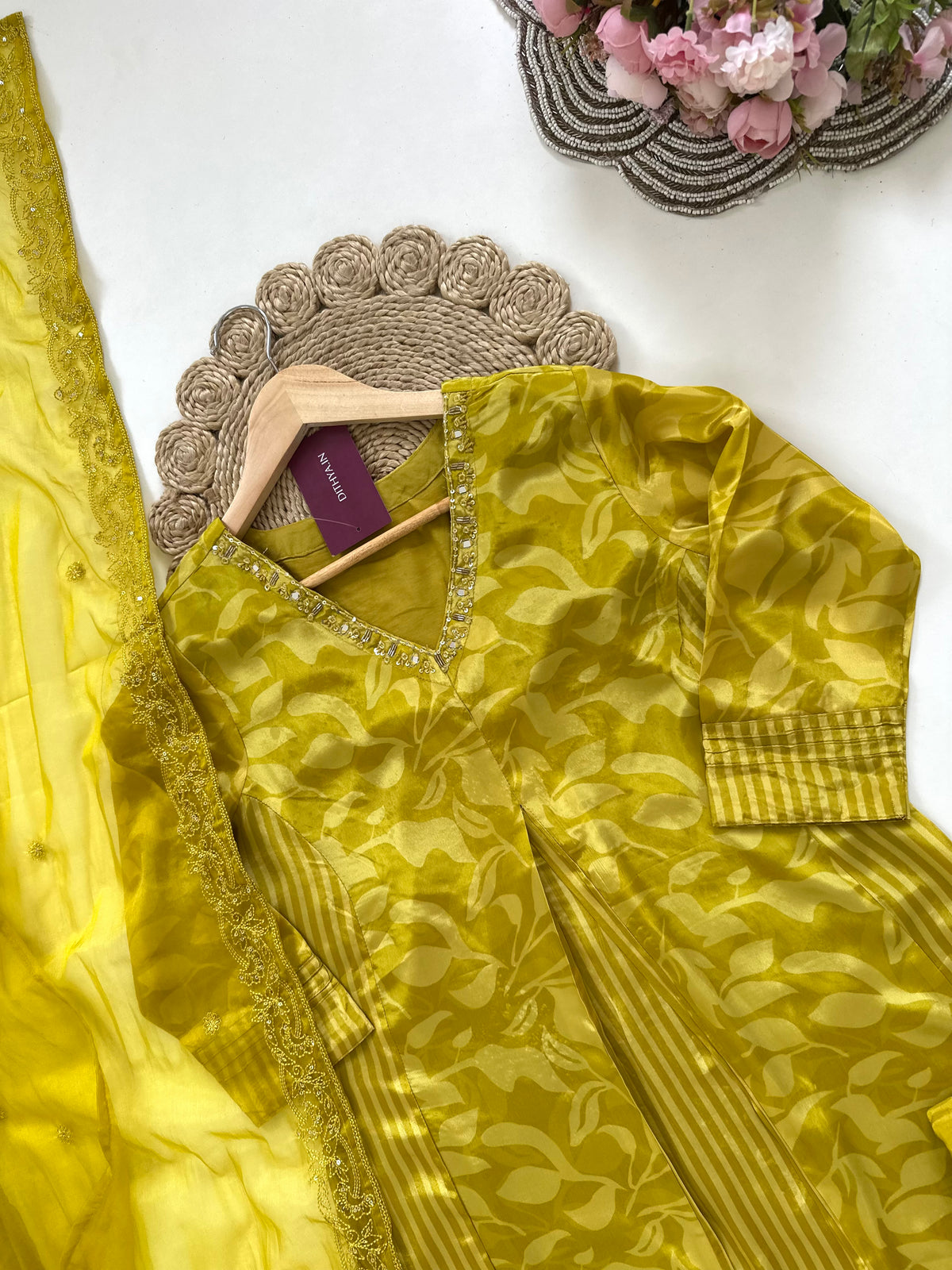 K216 – A-Linien-Kurti aus reinem Krepp mit handgefertigten Details, inklusive Hose und Dupatta