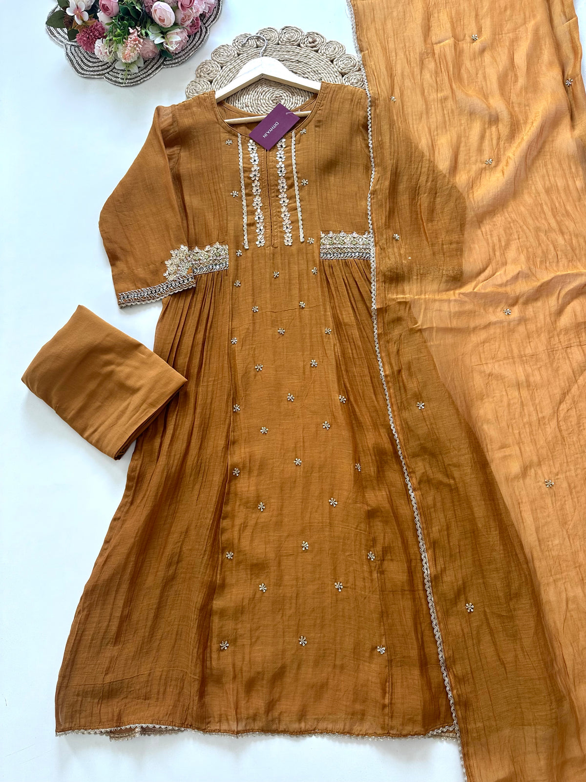K142 - A-Linien-Kurti aus Mul-Chanderi mit Gota-Stickerei, dazu Hose und Dupatta
