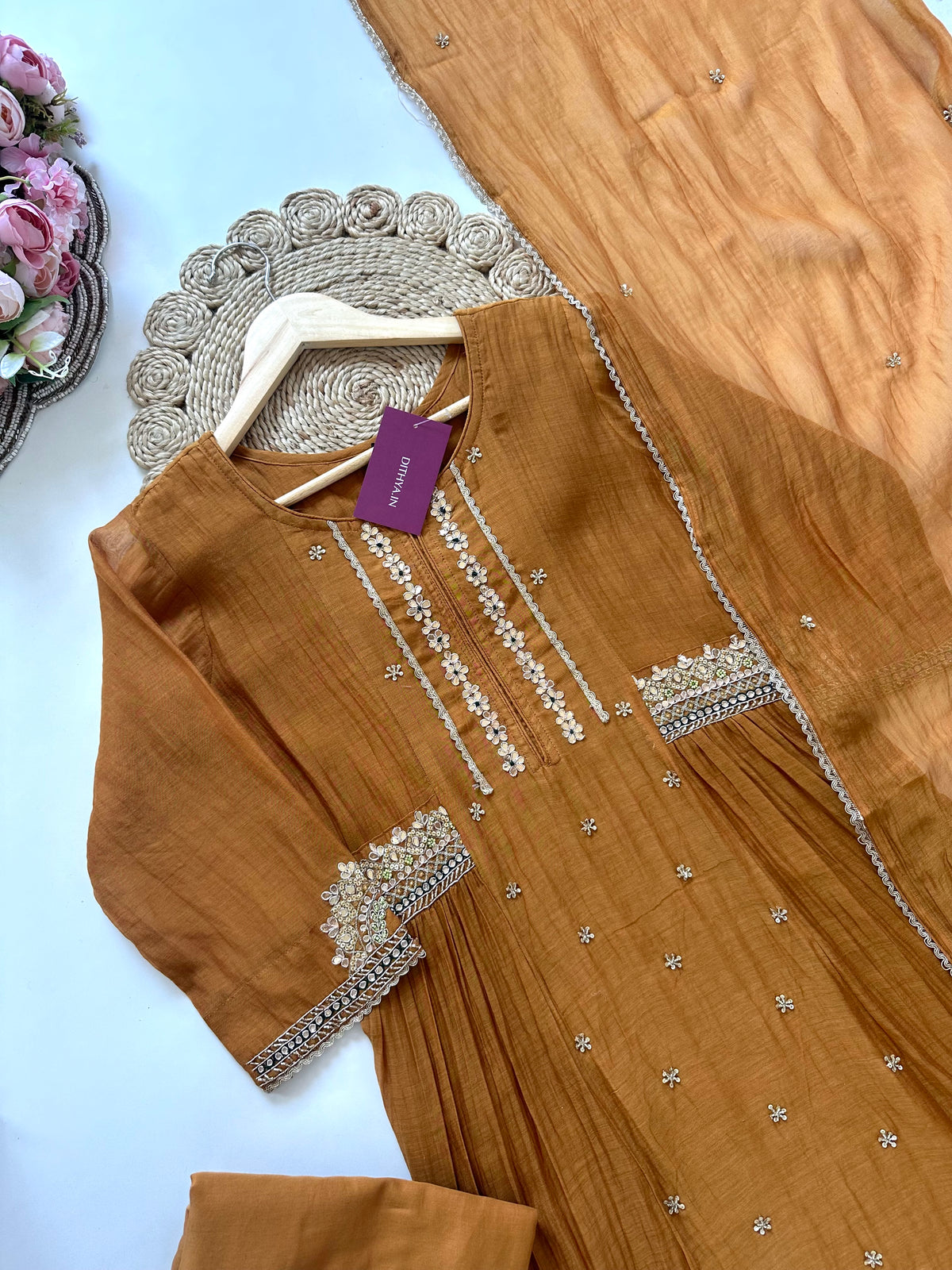 K142 - A-Linien-Kurti aus Mul-Chanderi mit Gota-Stickerei, dazu Hose und Dupatta