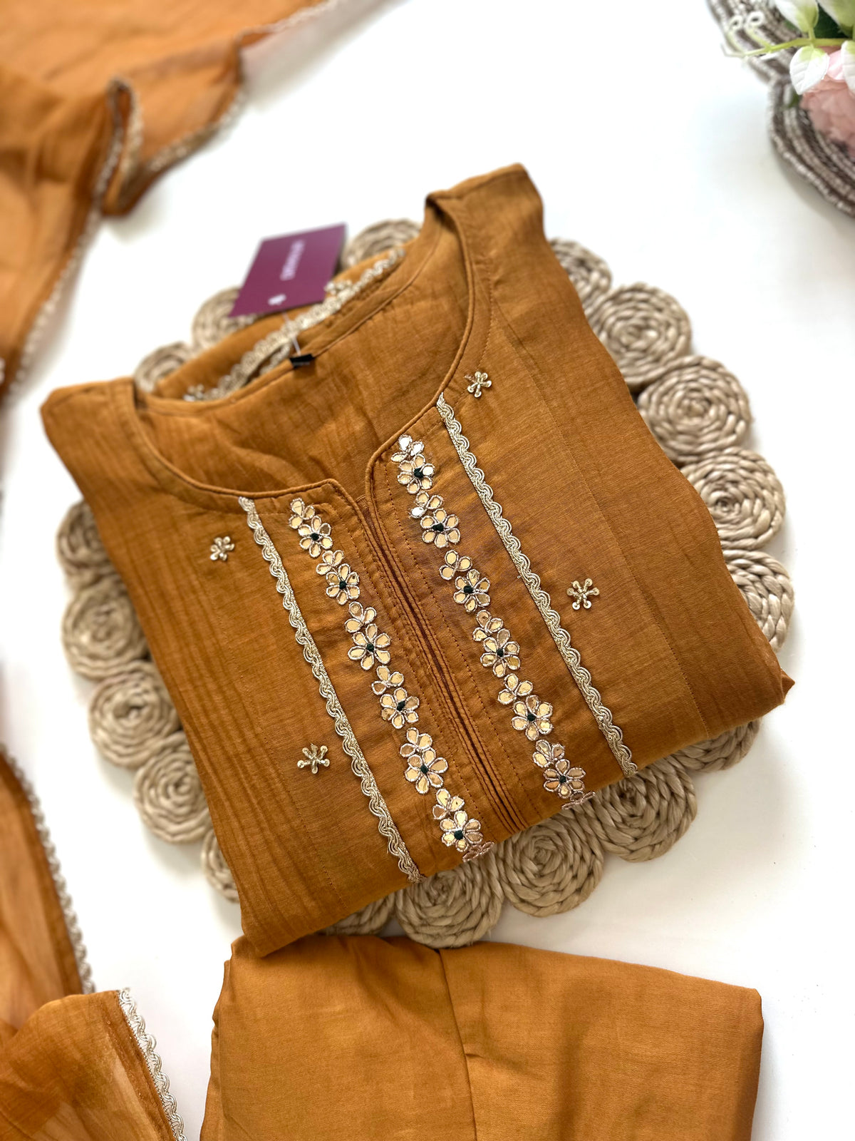 K142 - A-Linien-Kurti aus Mul-Chanderi mit Gota-Stickerei, dazu Hose und Dupatta