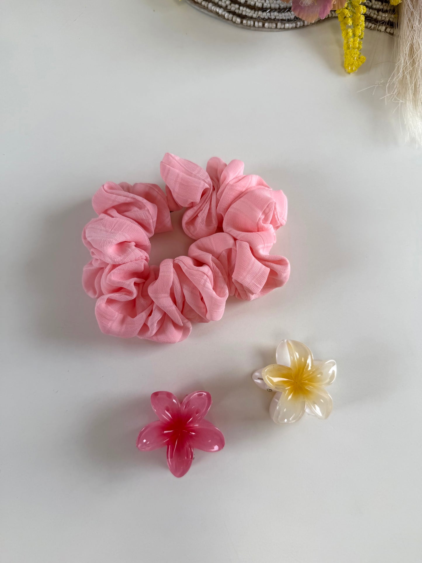 A065 - Set of scrunchies and 2 claw clips
