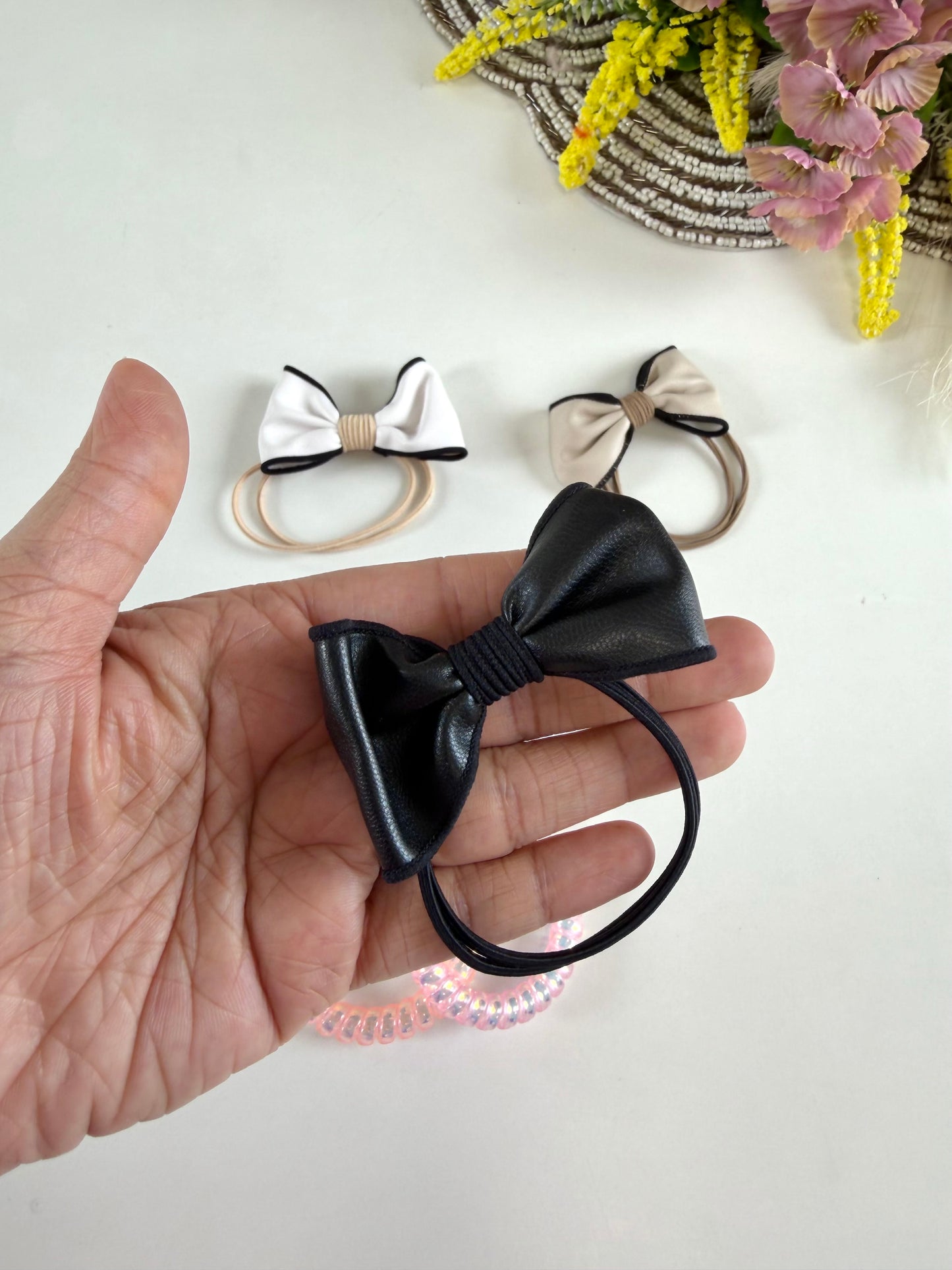 A060 - Set of 8 hair ties