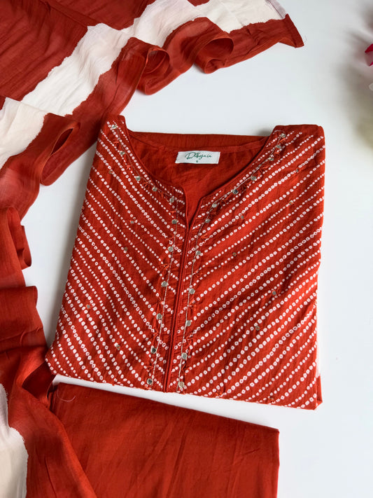 K363 – A-Linien-Kurti aus bedruckter und bestickter Mul-Baumwolle mit Hose und Dupatta