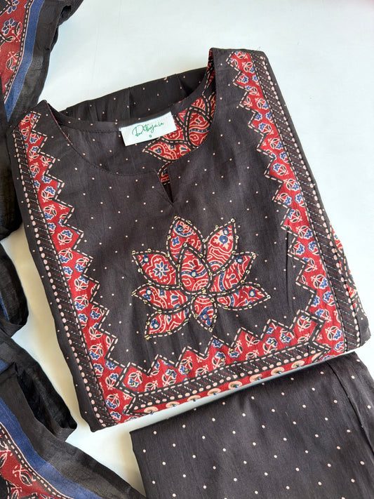 K609 – Bestickter Anarkali aus Mull-Baumwolle mit Hose und Dupatta