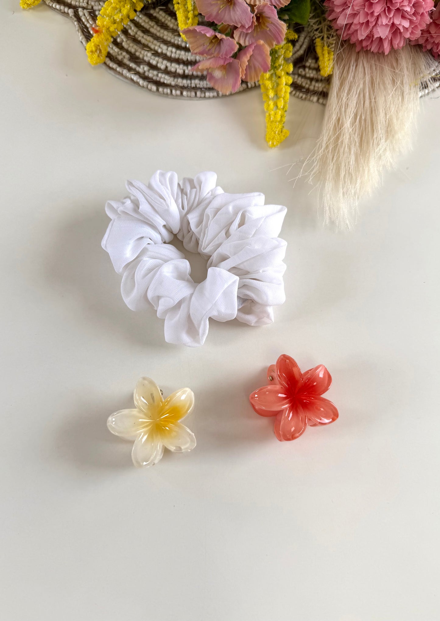 A065 - Set of scrunchies and 2 claw clips