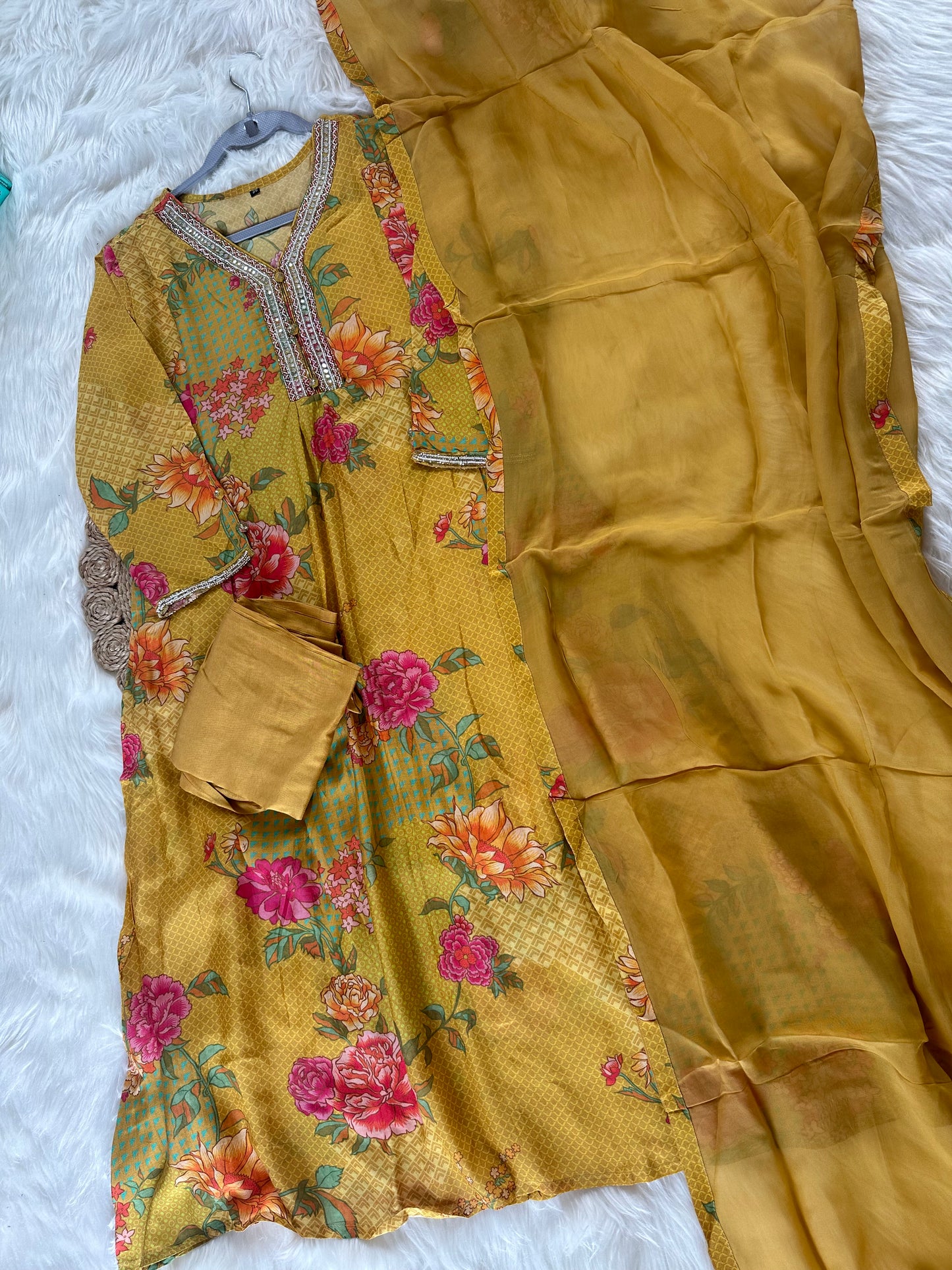 K098 - Muslin kurti with pants and dupatta - Dithya.in