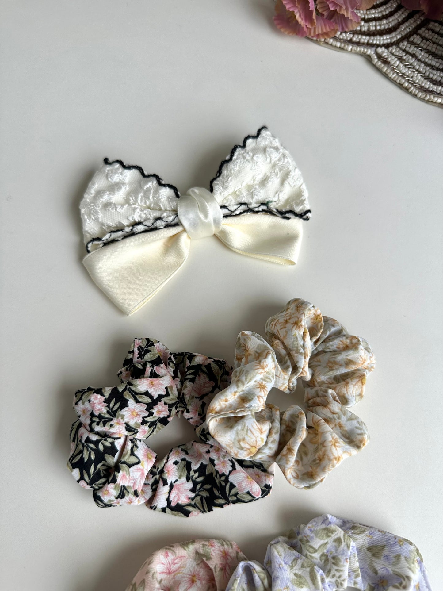 A037 - Combo - 1 bowclip & 4 Scrunchies